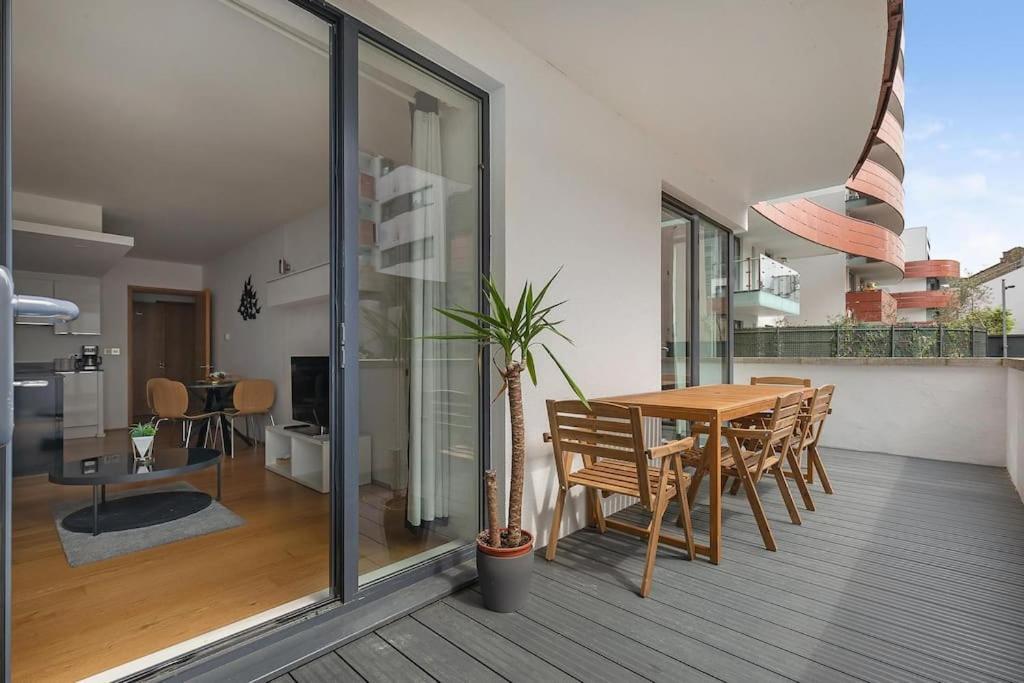 Appartement A Modern Two Bedroom Flat With Private Parking