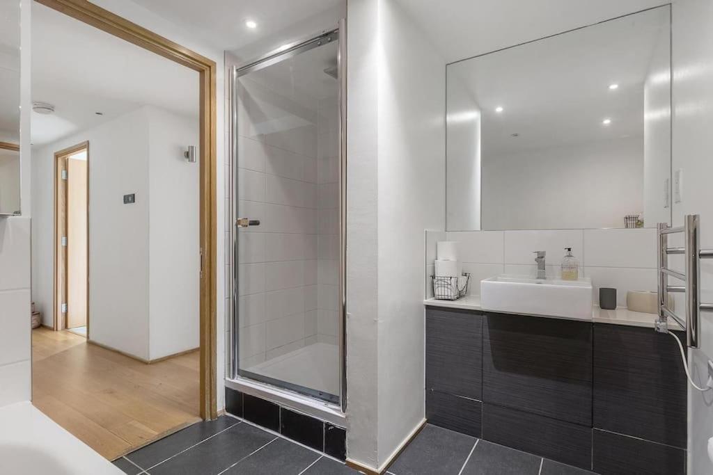 A Modern Two Bedroom Flat With Private Parking Appartement