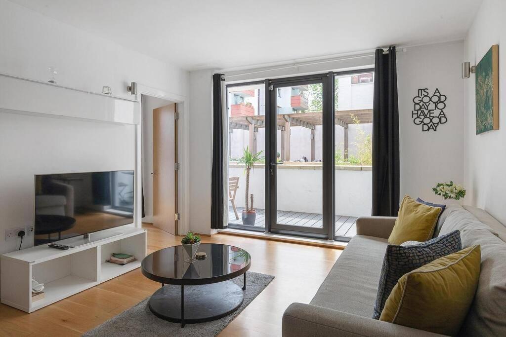 Appartement A Modern Two Bedroom Flat With Private Parking *