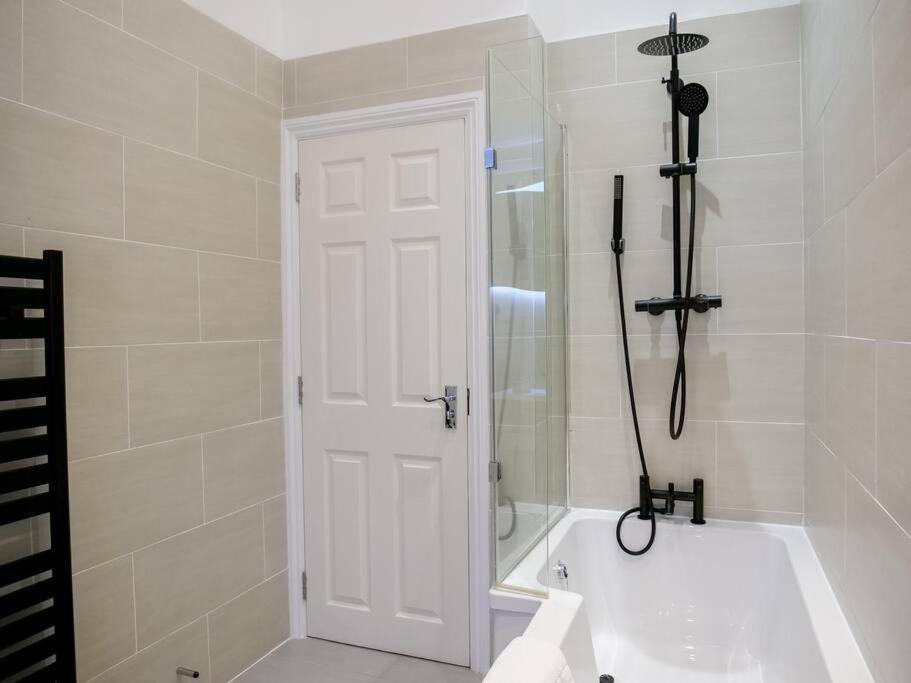 Apartamento Charming Oasis With Garden Londres