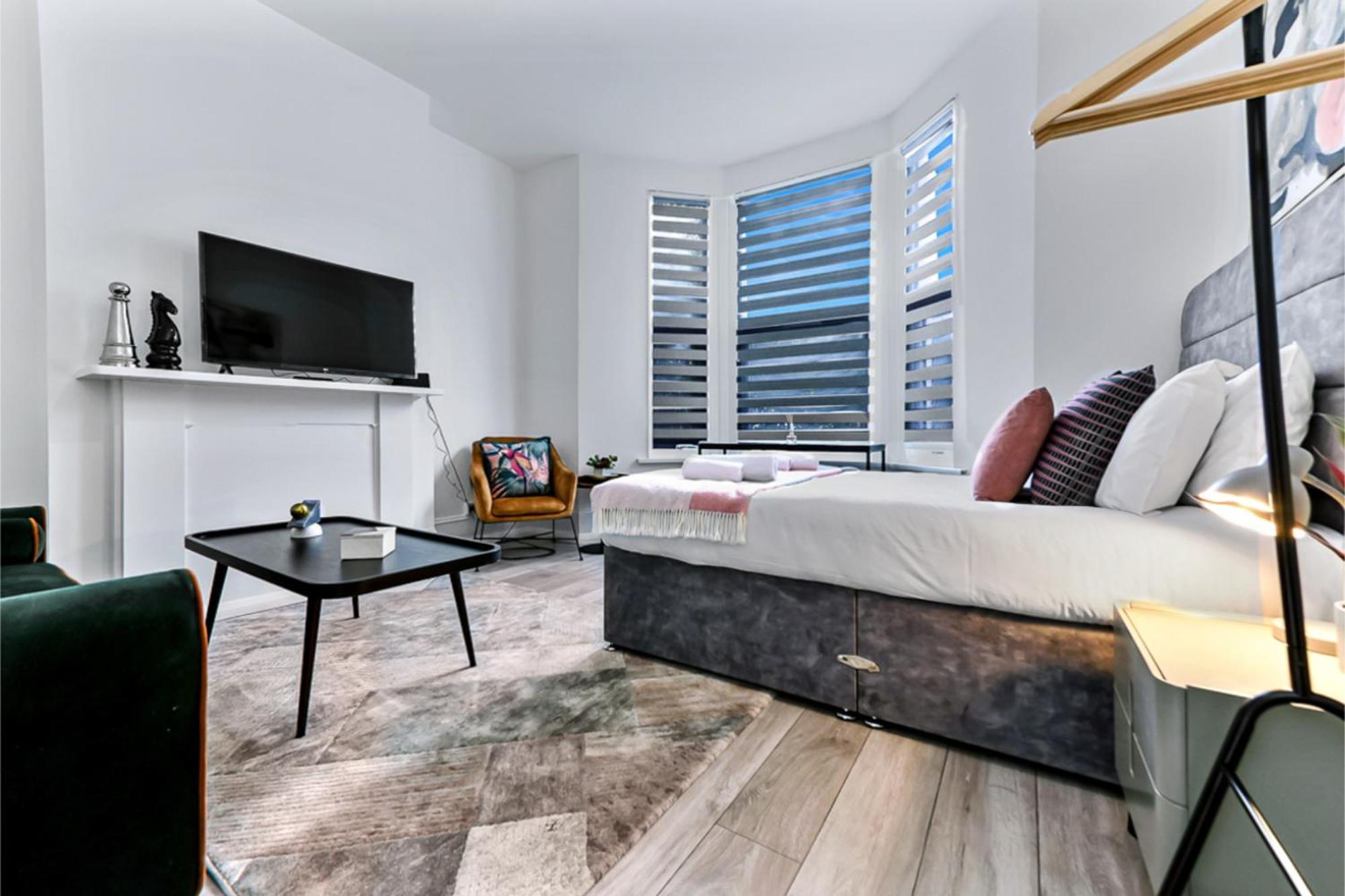 Stylish And Convenient 2bd Flat W/ Outdoor Space