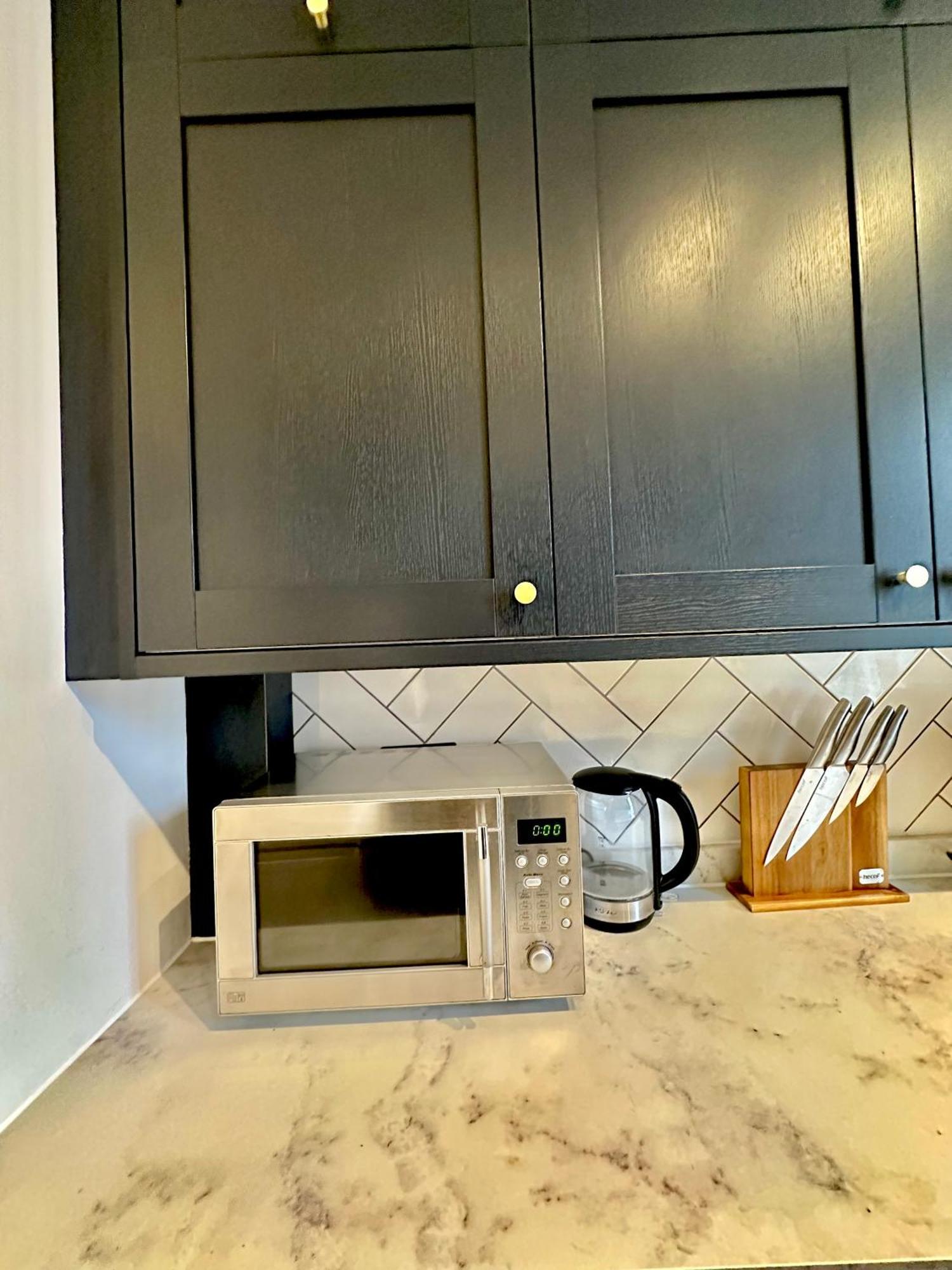 Bright And Airy Two Bedroom Appartement *