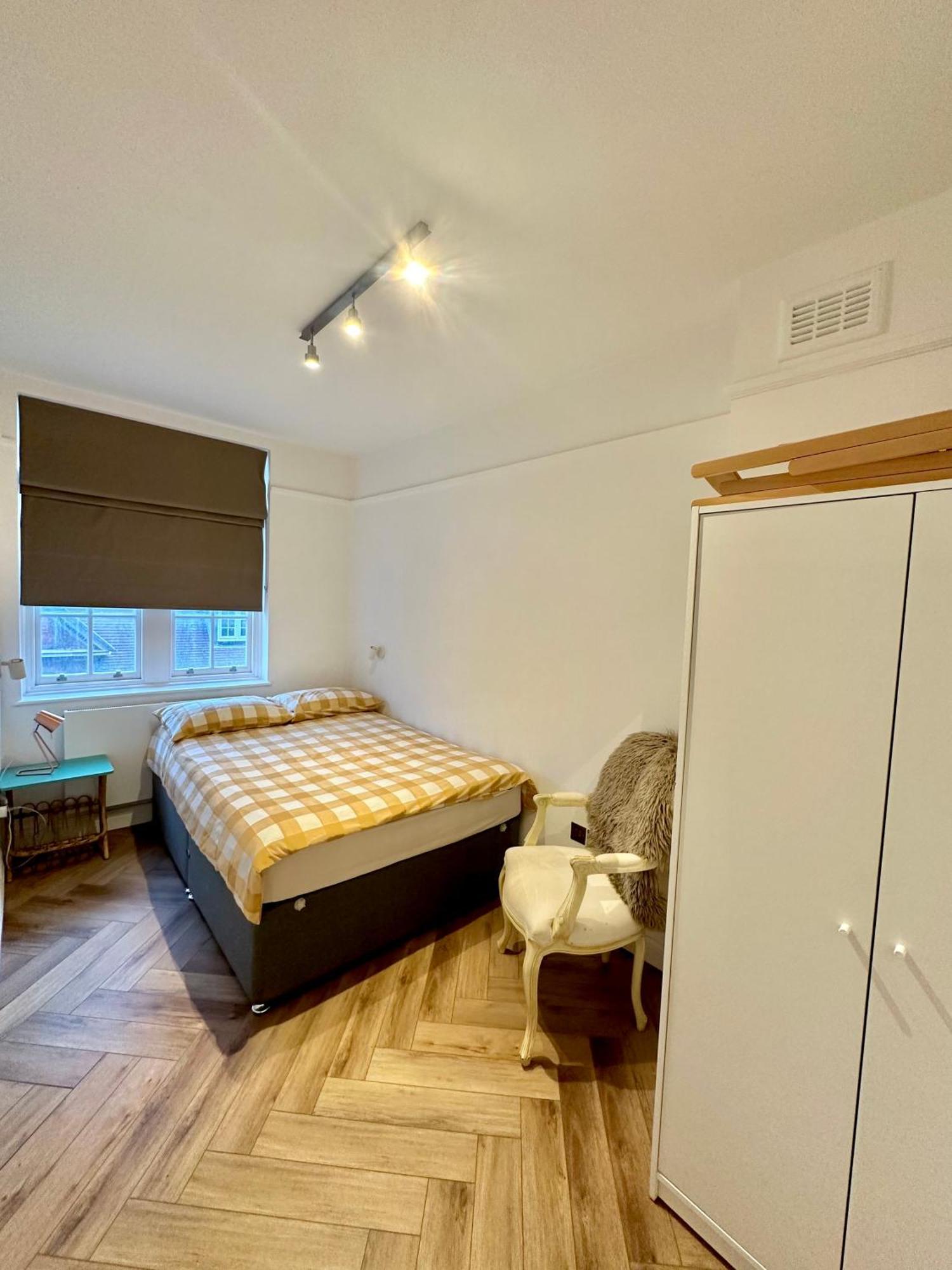 Bright And Airy Two Bedroom Londen