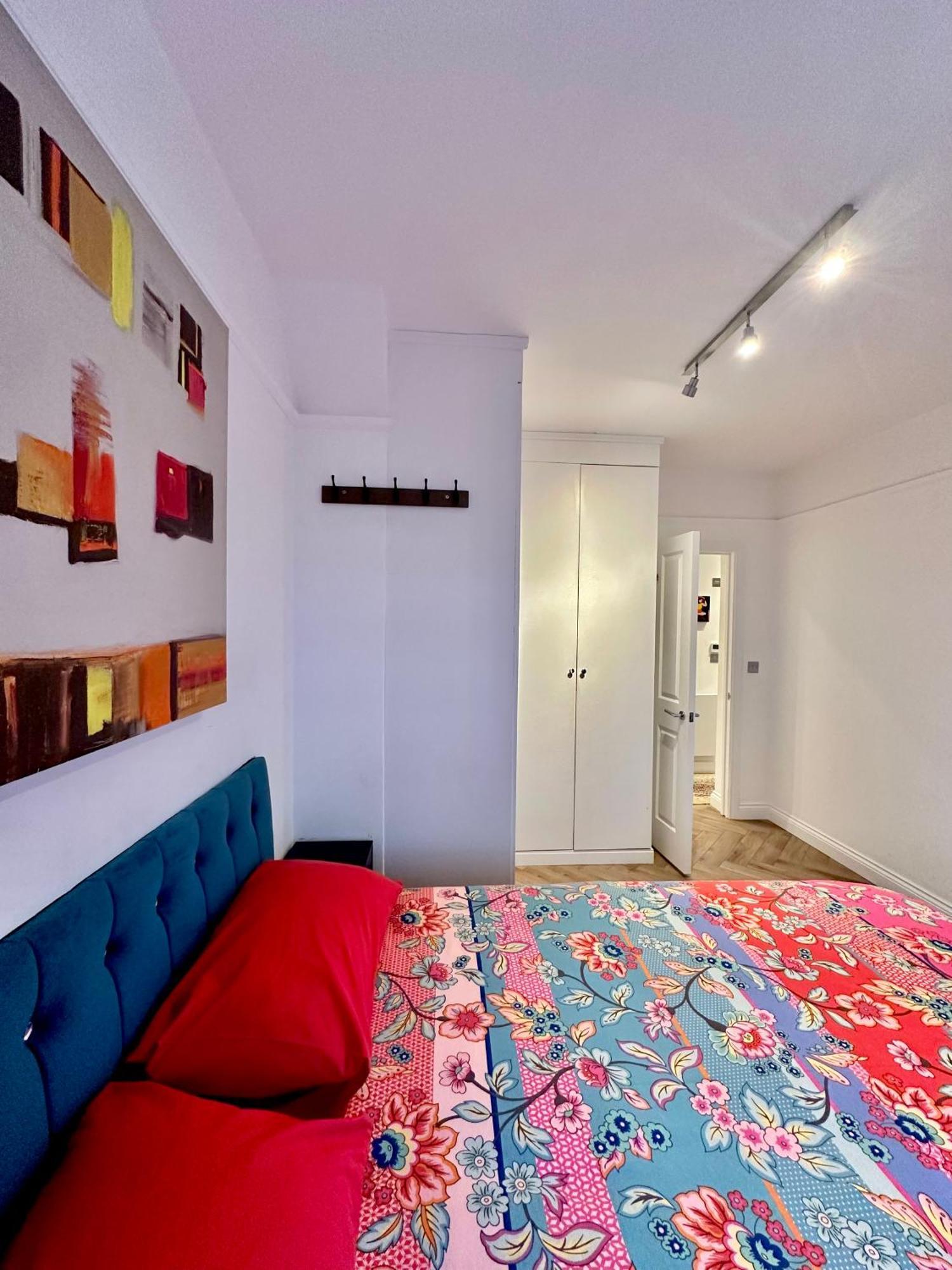 Bright And Airy Two Bedroom * Londen