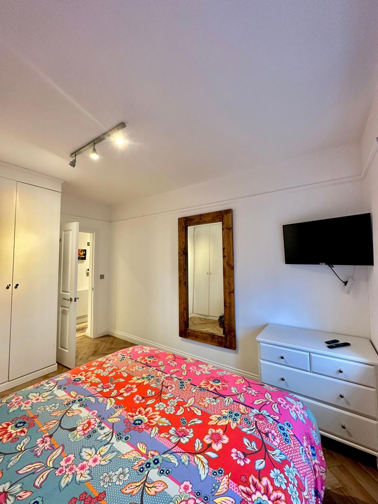 Bright And Airy Two Bedroom Appartement *