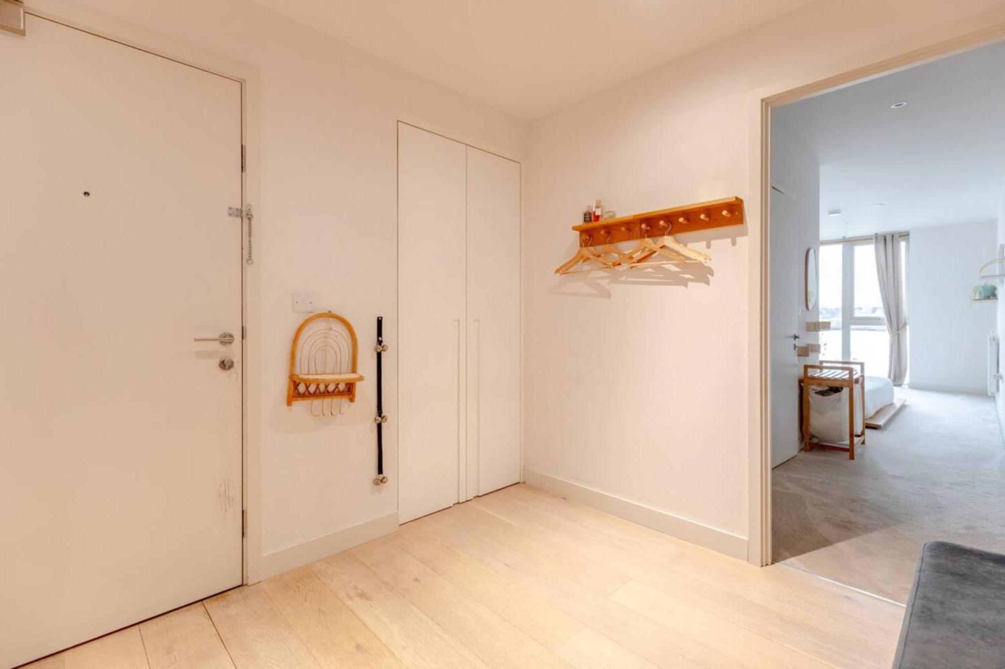 Charm & Convenience 3 Bed Near Excel Apartamento