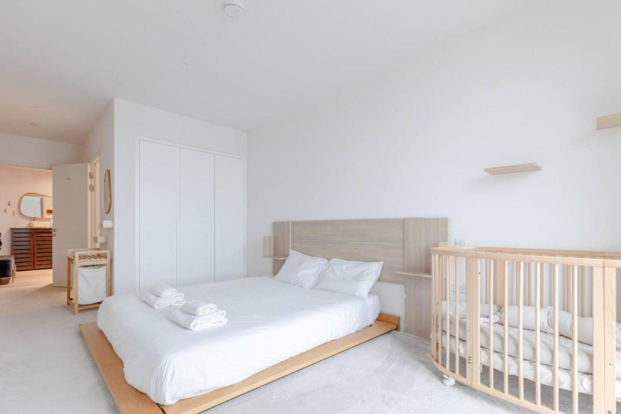 Charm & Convenience 3 Bed Near Excel Londres