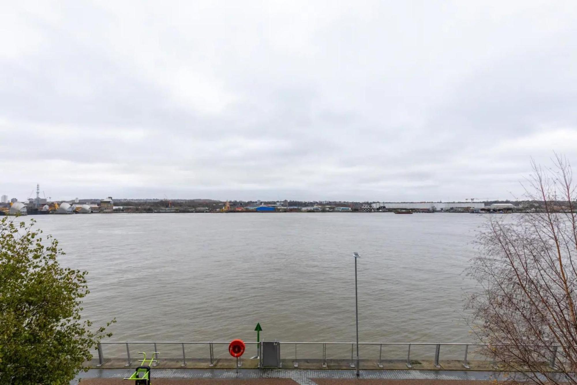 Charm & Convenience 3 Bed Near Excel