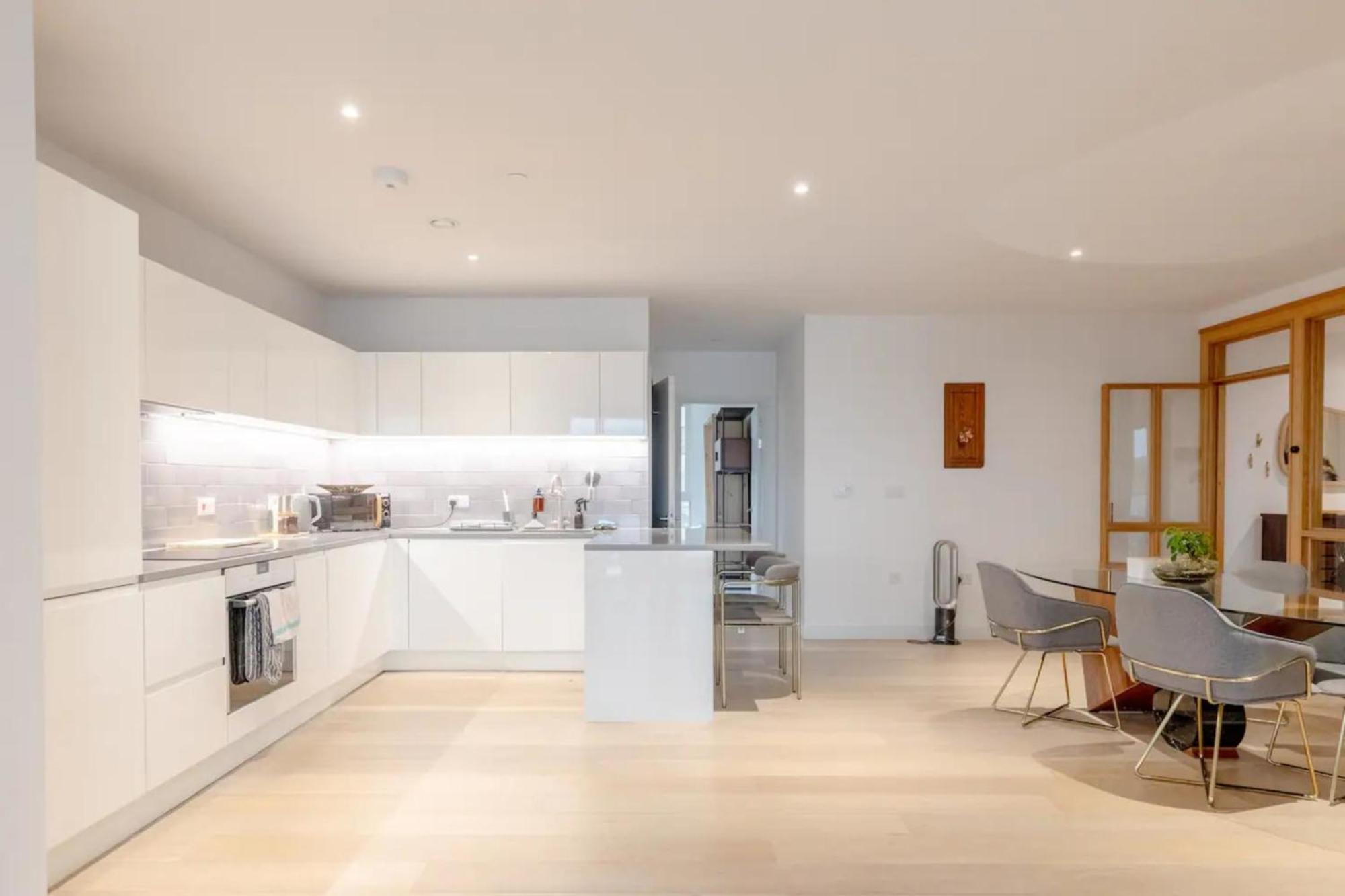 Charm & Convenience 3 Bed Near Excel * Londres