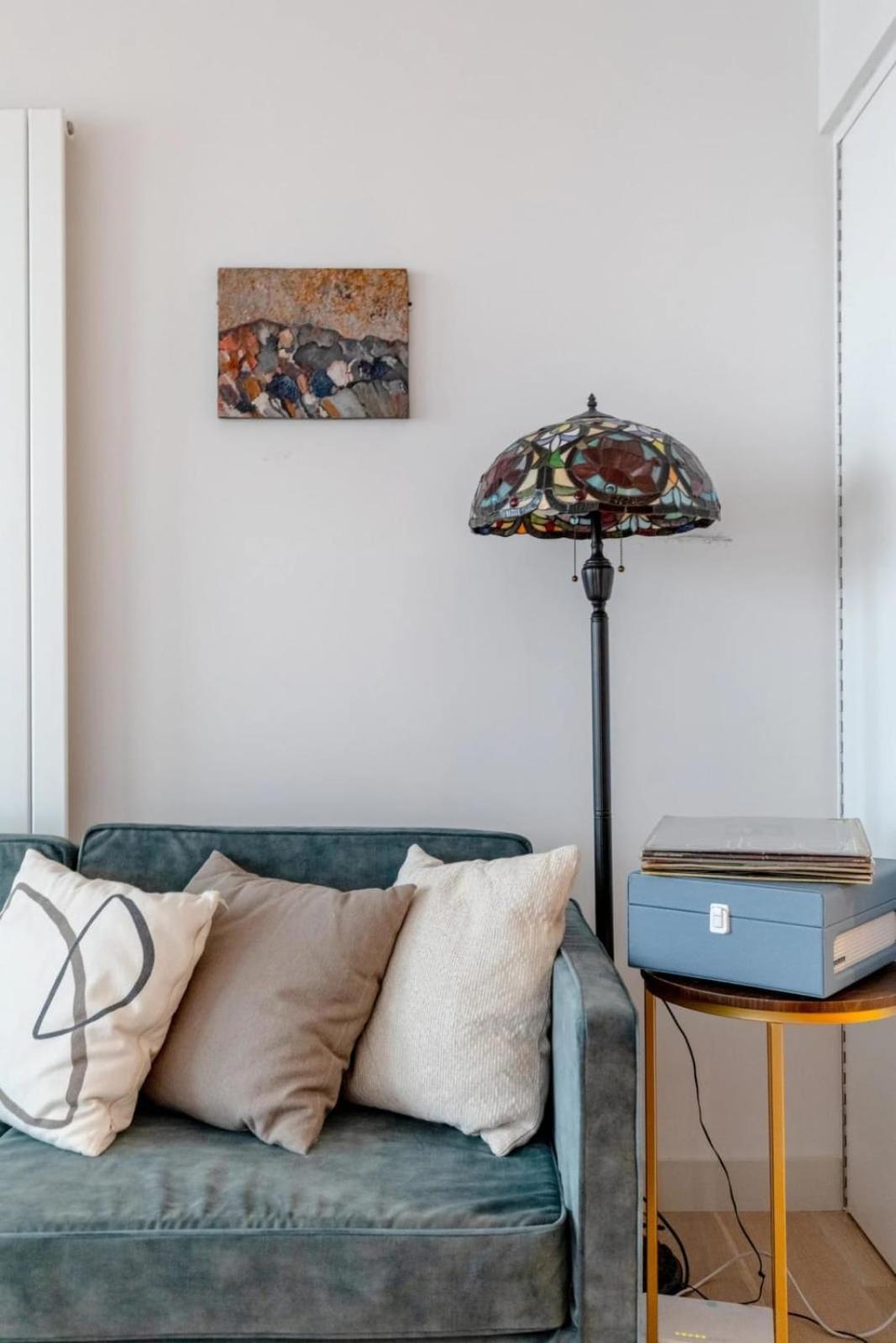 Charm & Convenience 3 Bed Near Excel Apartamento