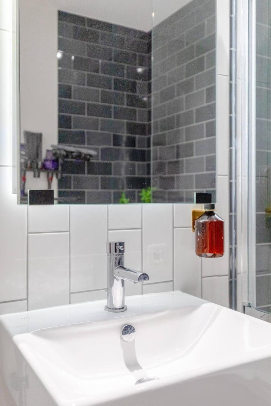 Charm & Convenience 3 Bed Near Excel * Londres