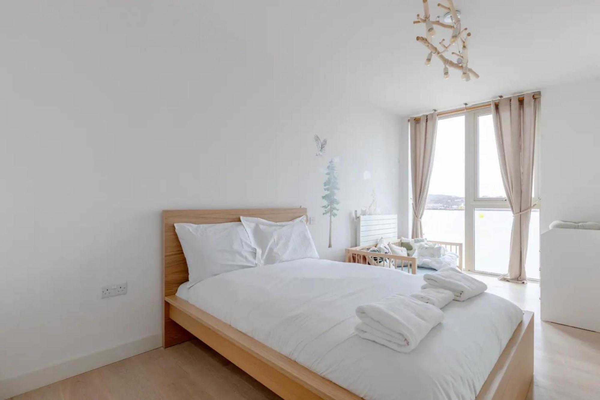 Charm & Convenience 3 Bed Near Excel Apartamento Londres