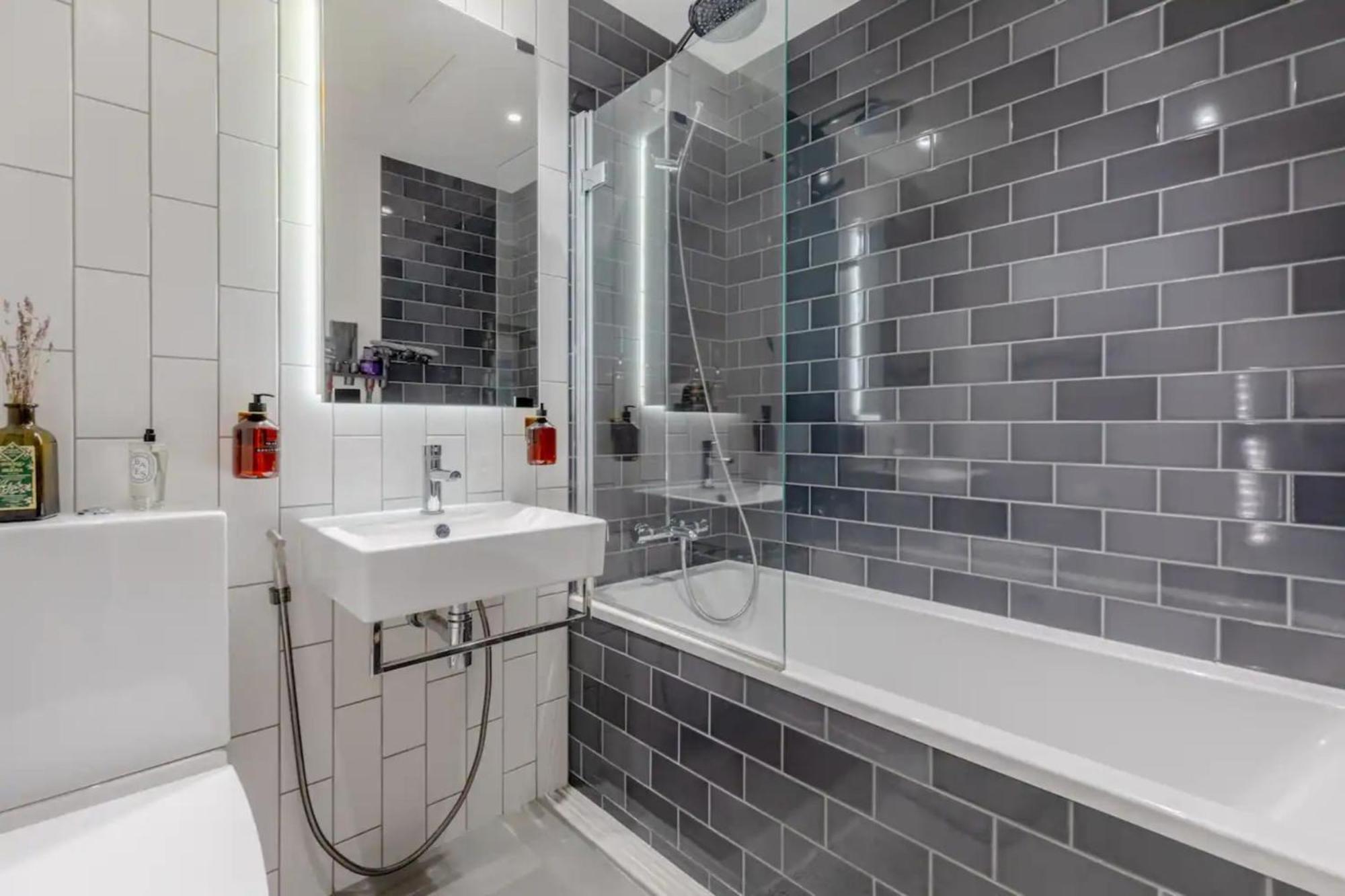 Charm & Convenience 3 Bed Near Excel Londres