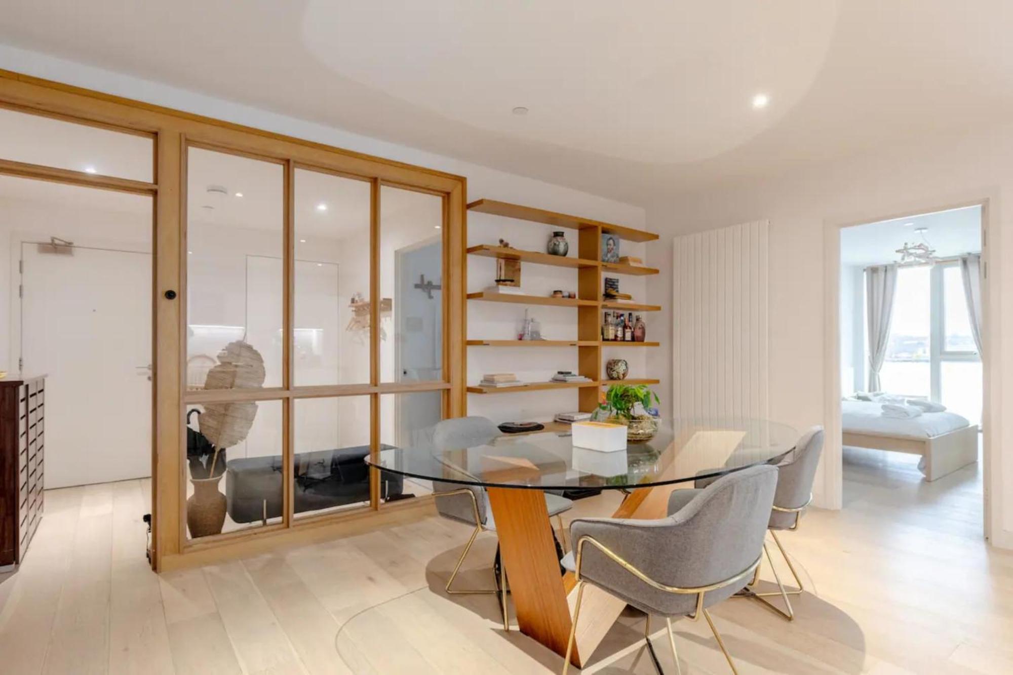 Charm & Convenience 3 Bed Near Excel Apartamento