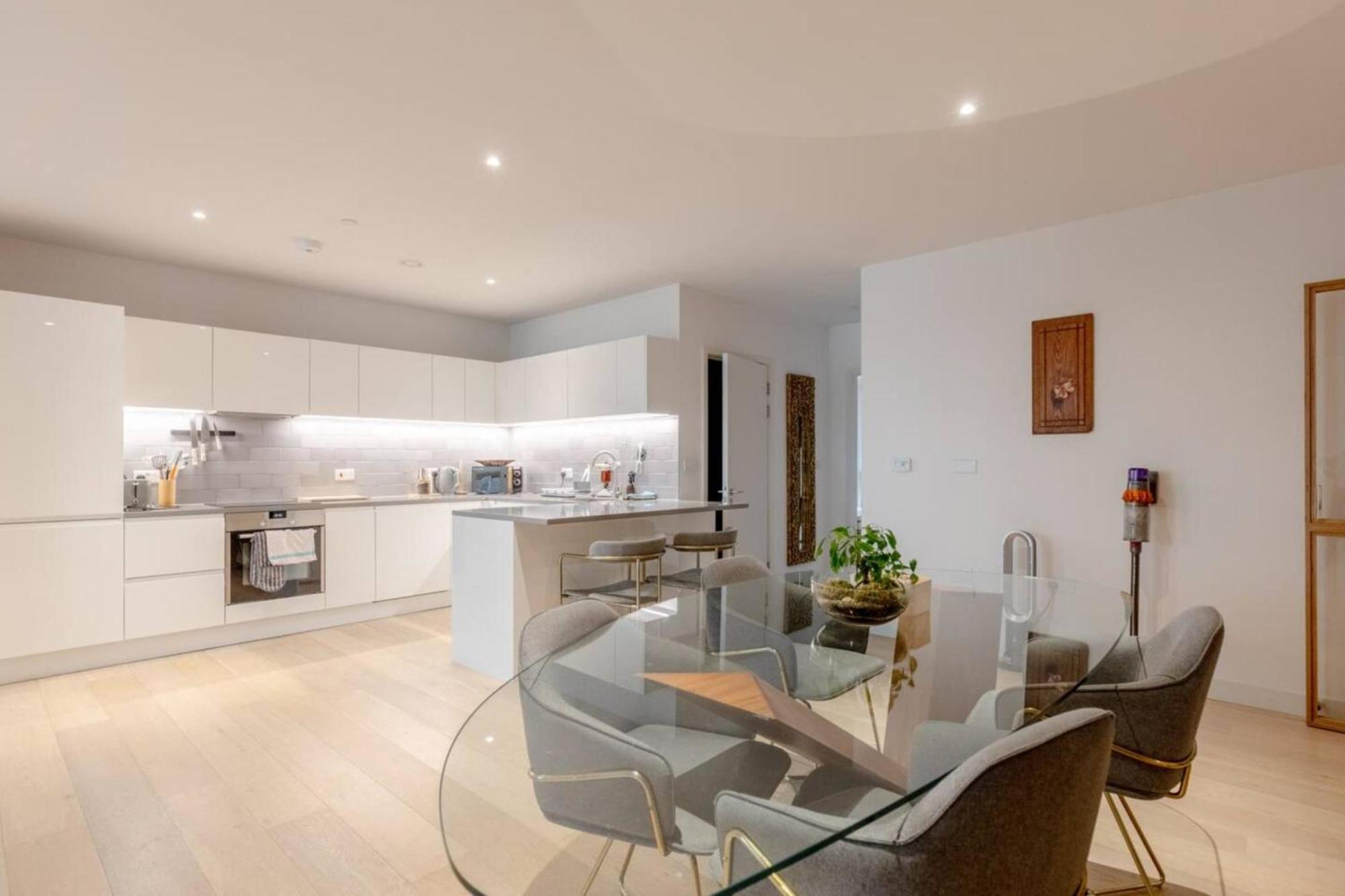 Charm & Convenience 3 Bed Near Excel
