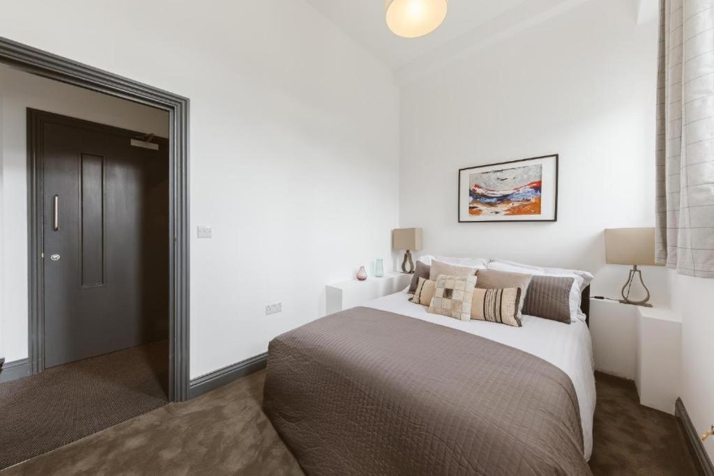 Grand Prix House Apartment London