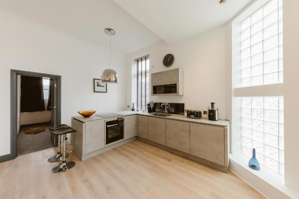 Grand Prix House Apartment London