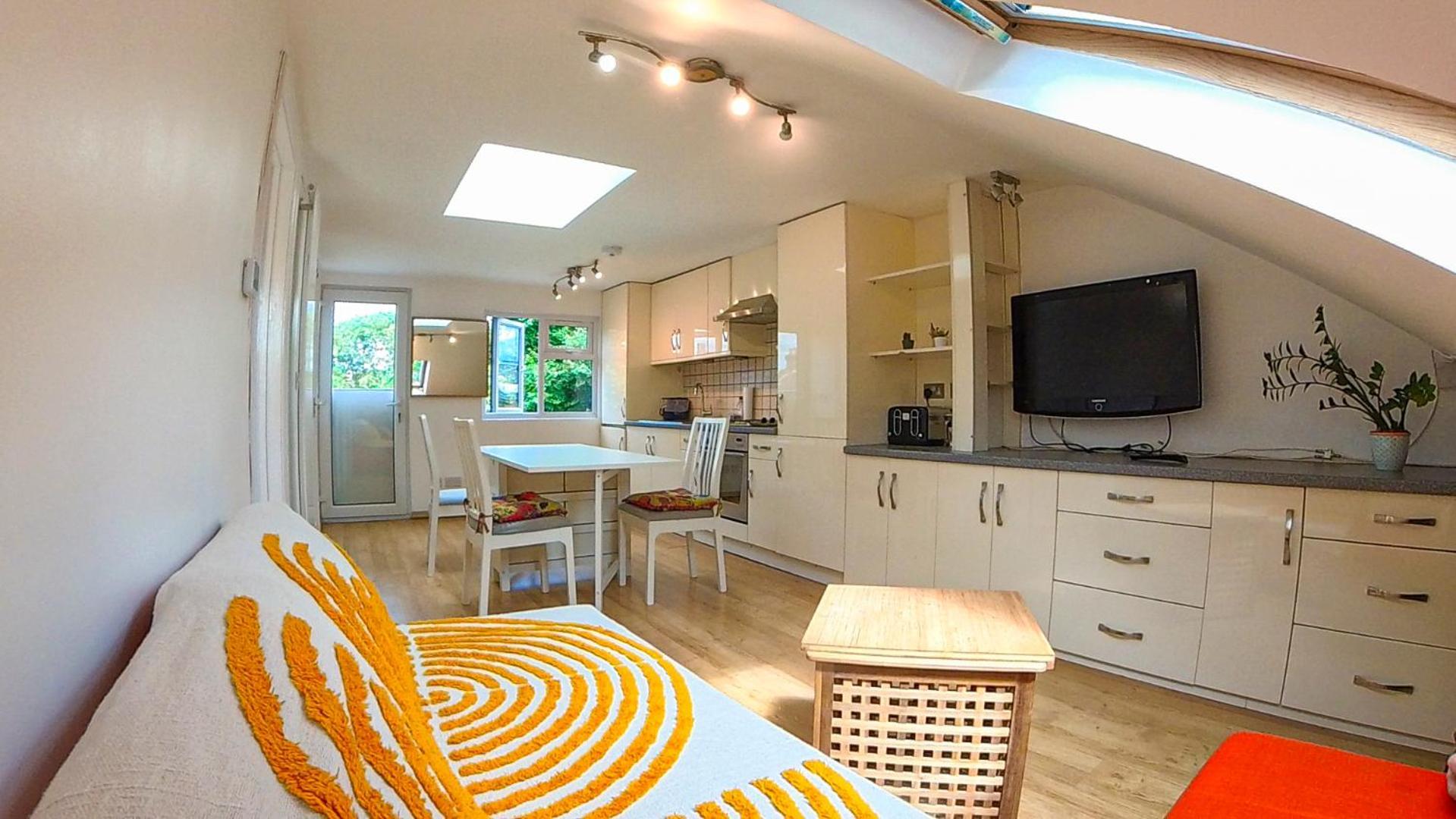 Apartamento 1 Bed Attic Flat With Easy Reach To Centre