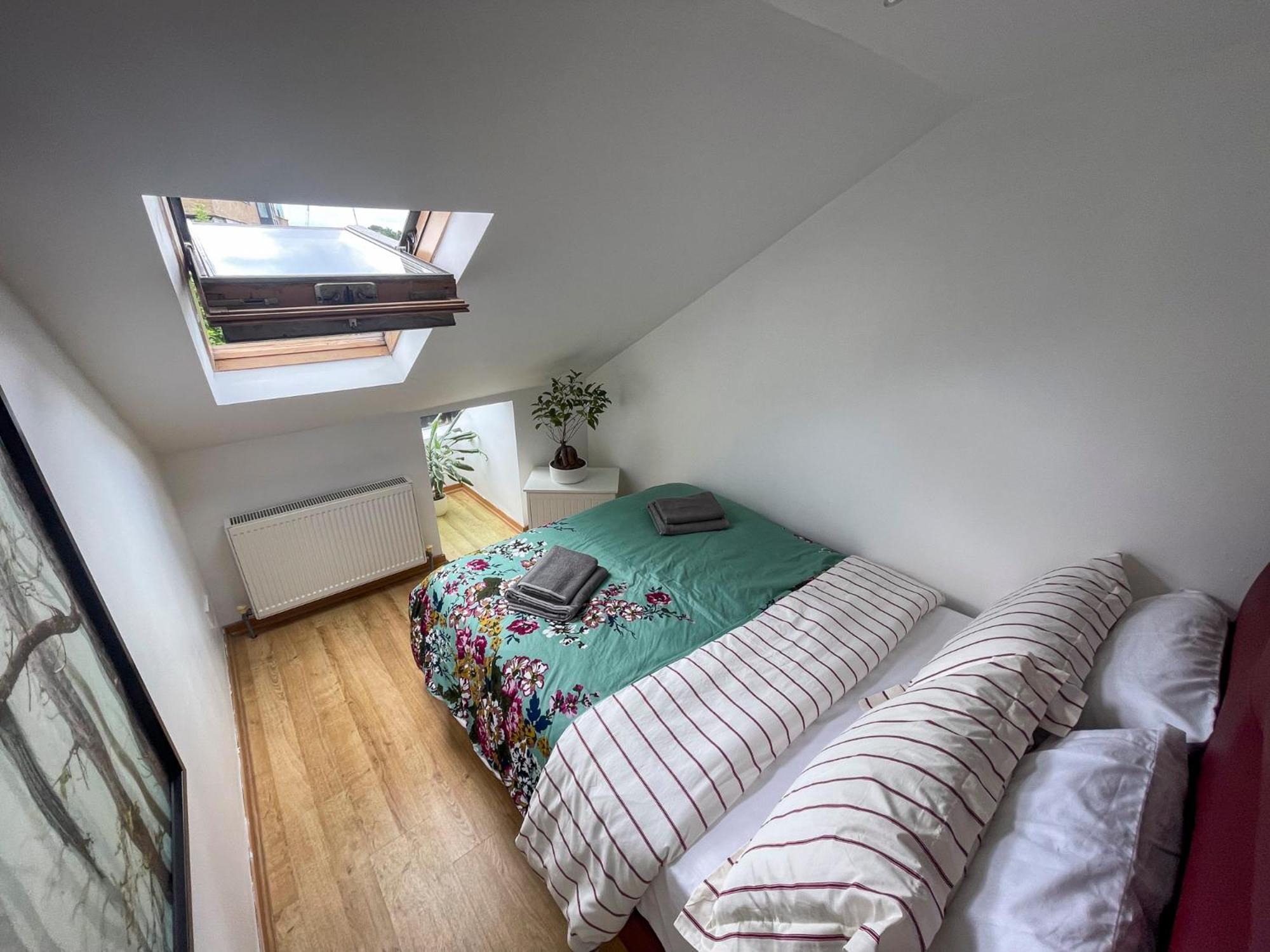 1 Bed Attic Flat With Easy Reach To Centre Apartamento