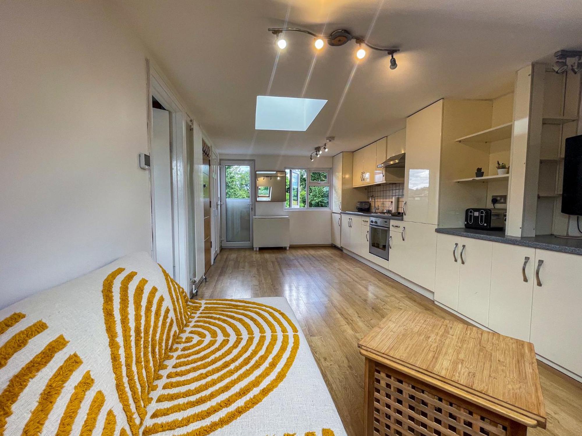Apartamento 1 Bed Attic Flat With Easy Reach To Centre *