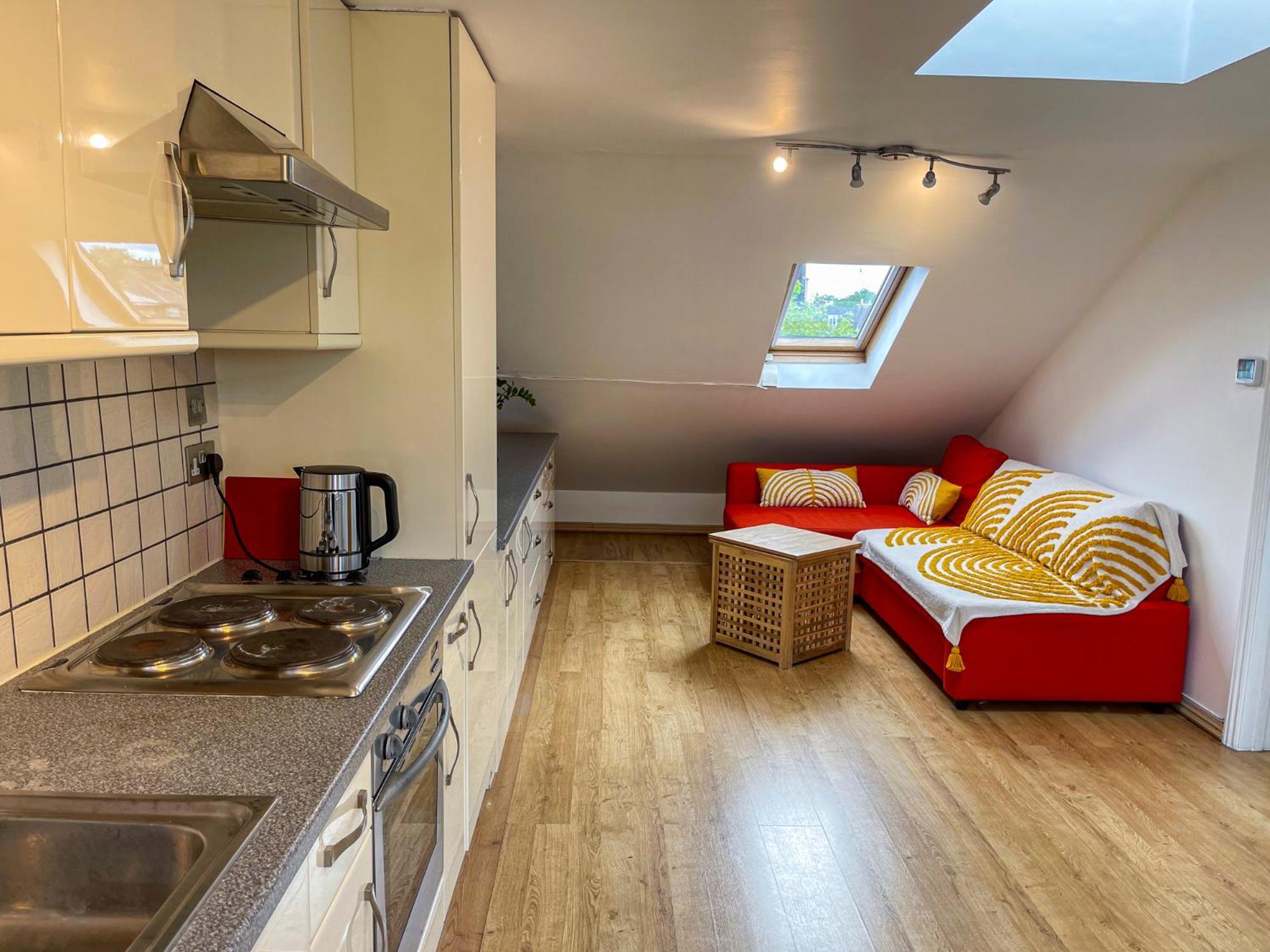 1 Bed Attic Flat With Easy Reach To Centre * Londres