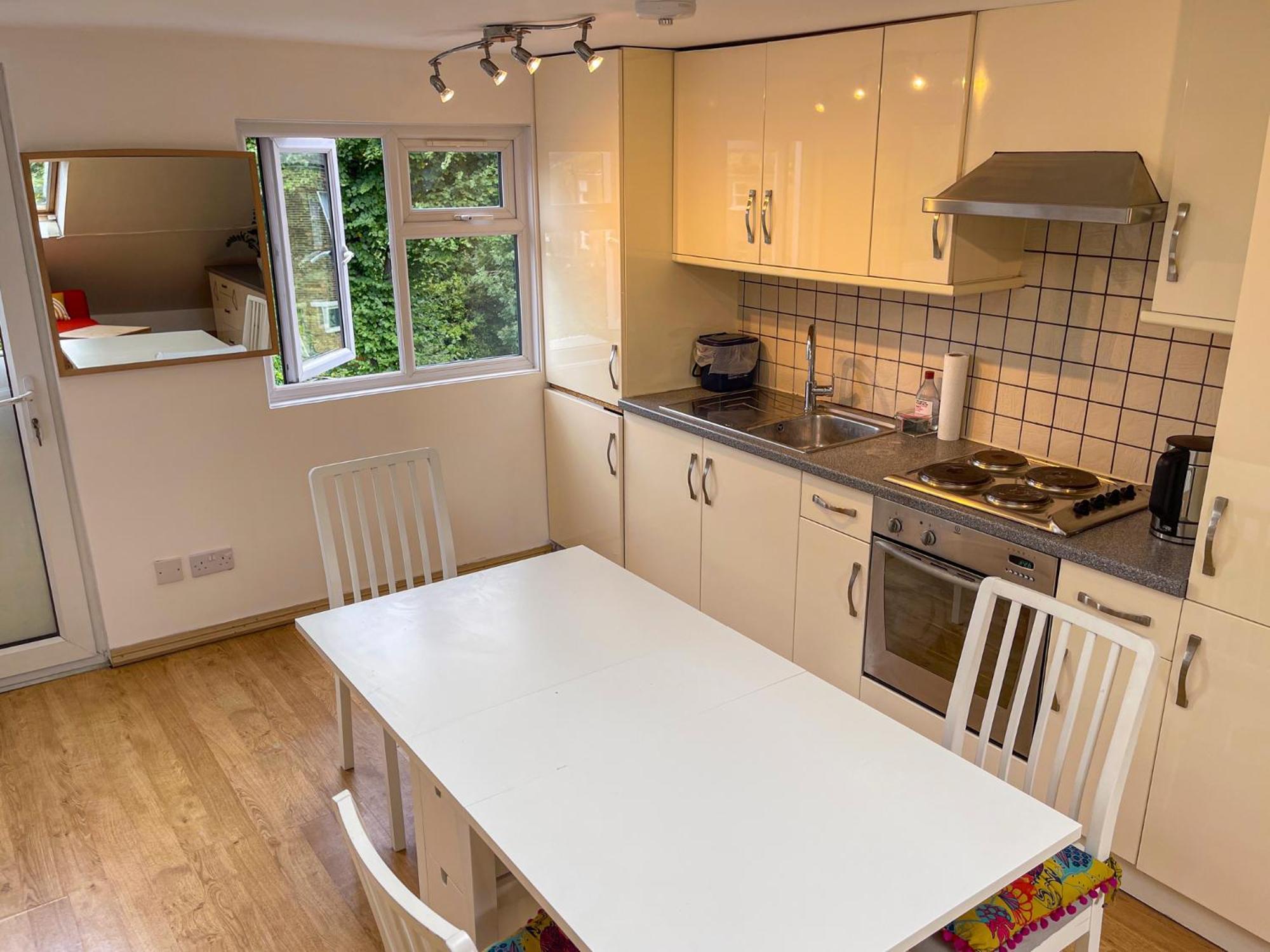 1 Bed Attic Flat With Easy Reach To Centre Apartamento *