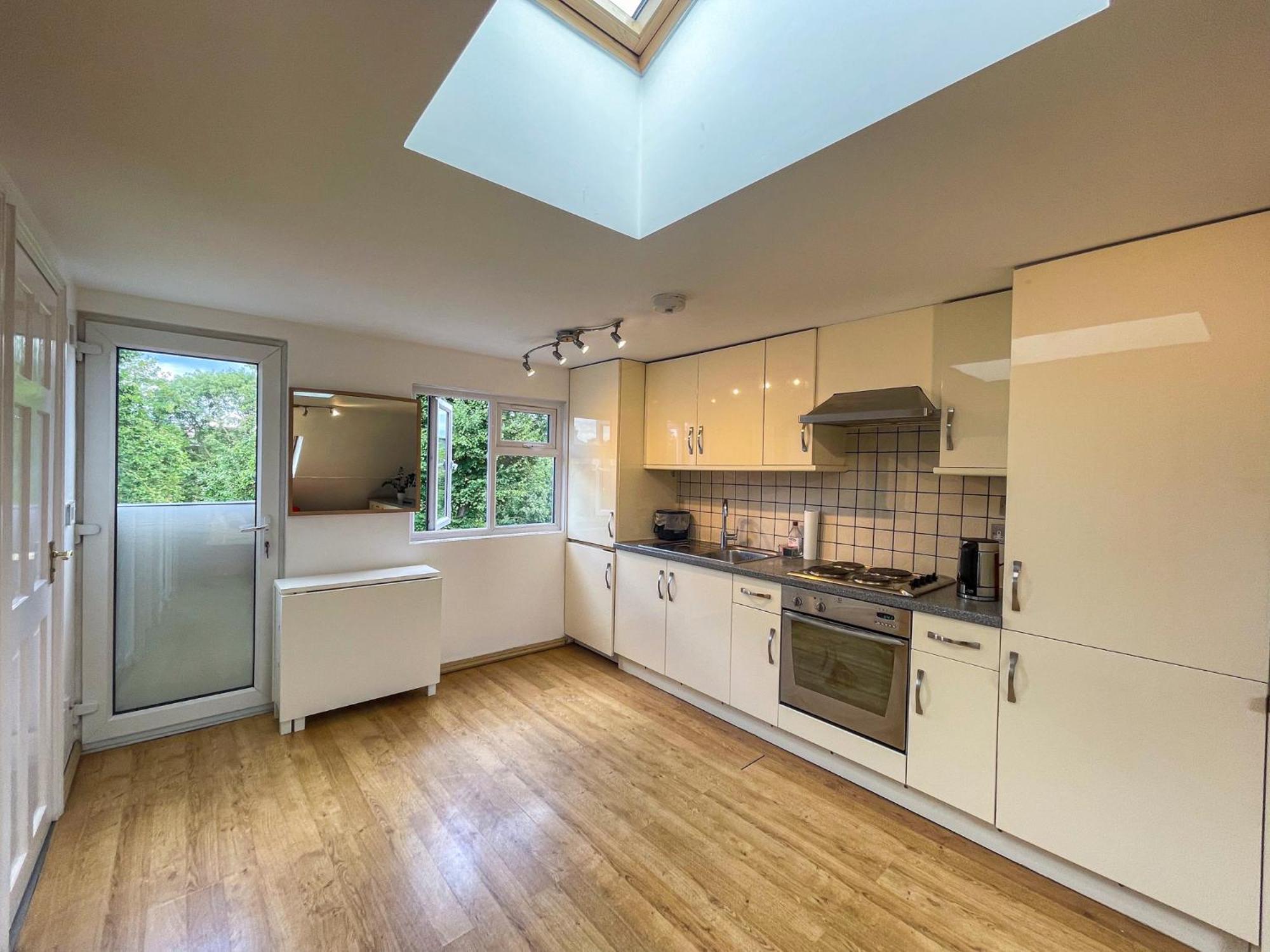 1 Bed Attic Flat With Easy Reach To Centre * Londres