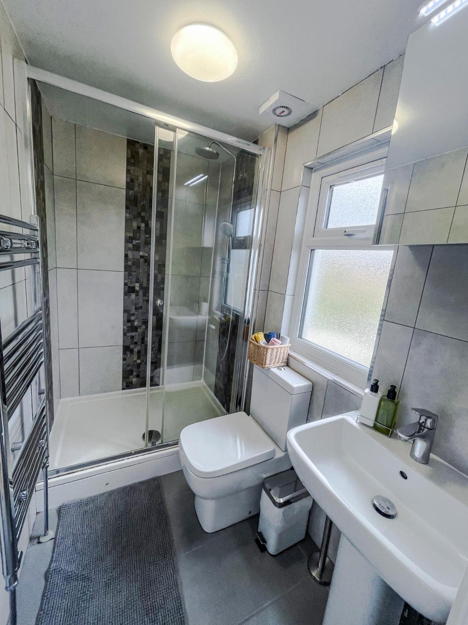 1 Bed Attic Flat With Easy Reach To Centre * Londres