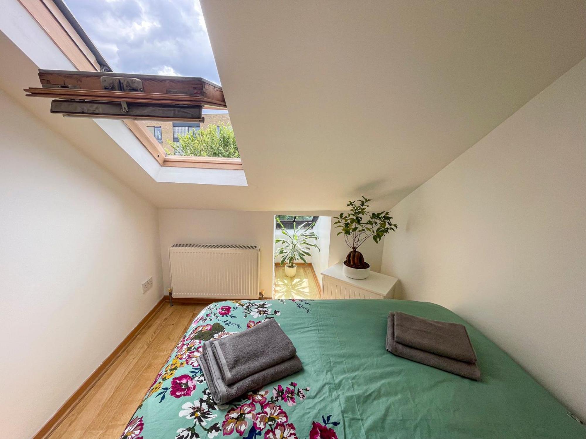 1 Bed Attic Flat With Easy Reach To Centre * Londres