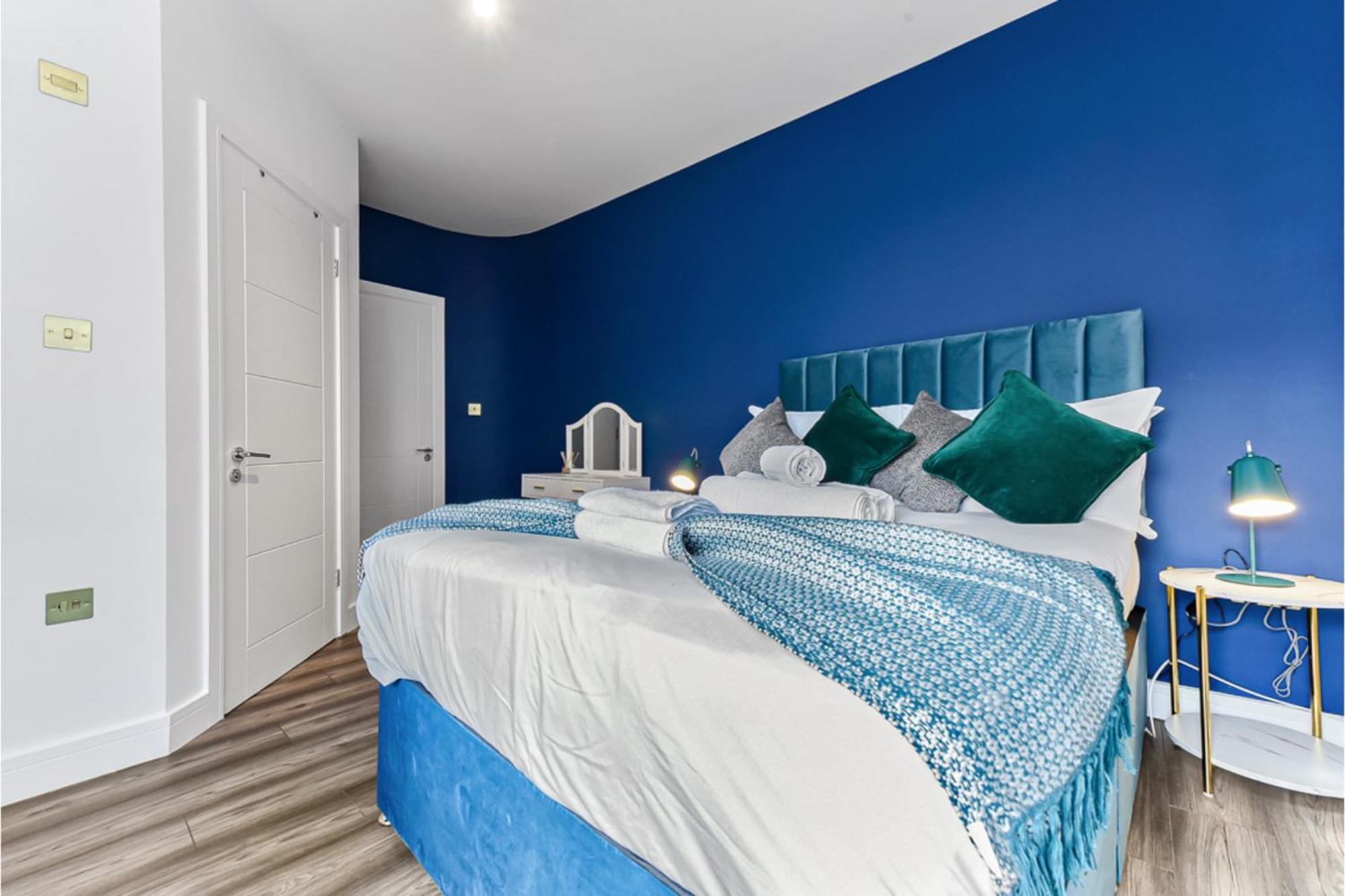Lovely Two Bedroom With Ensuite Bathrooms *