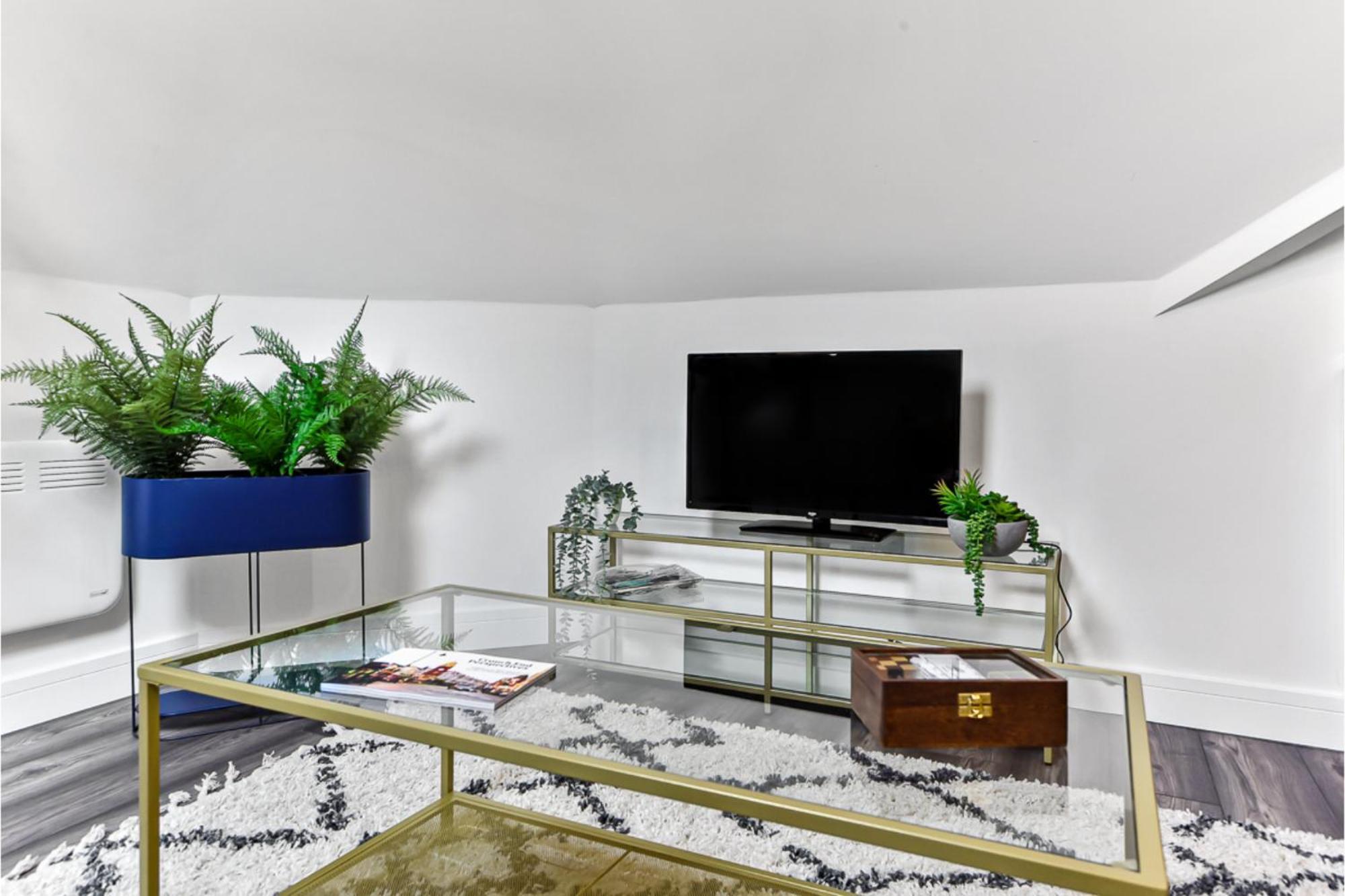 Lovely Two Bedroom With Ensuite Bathrooms *