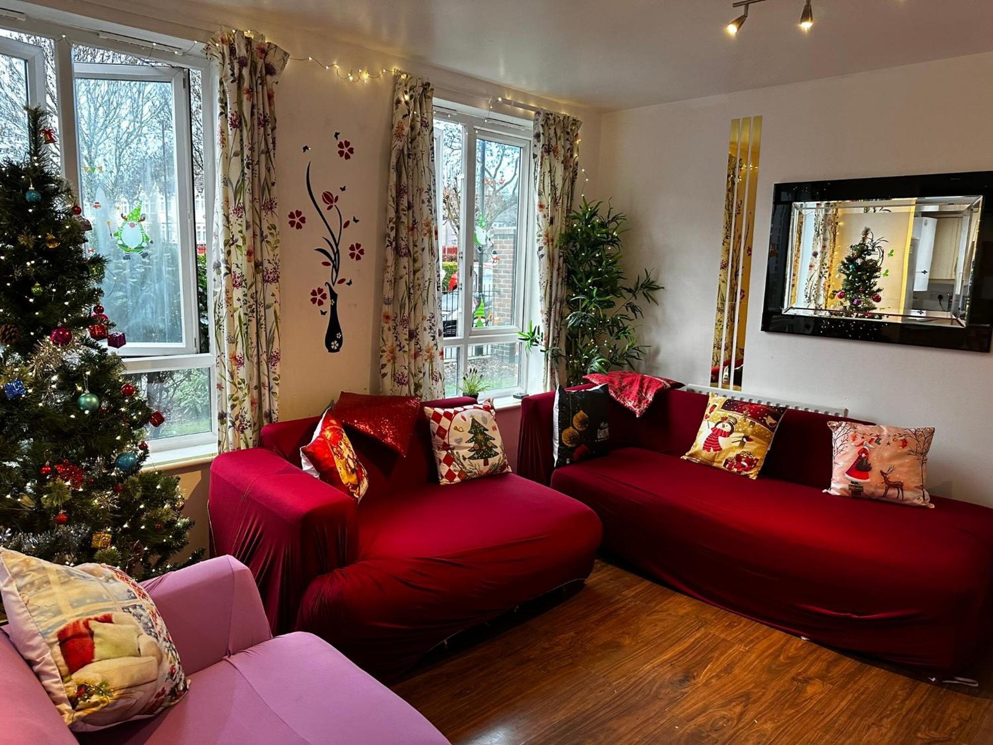 Appartement 2 Bed 2 Bath - Free Parking - 3min Walk To The Train Station - 19min To Liverpool Street 5min To Victoria Line 1gb Broadband Super Fast Internet Ground Floor 100s Of Shops Restaurants Bakeries 24-hour Asda Superst
