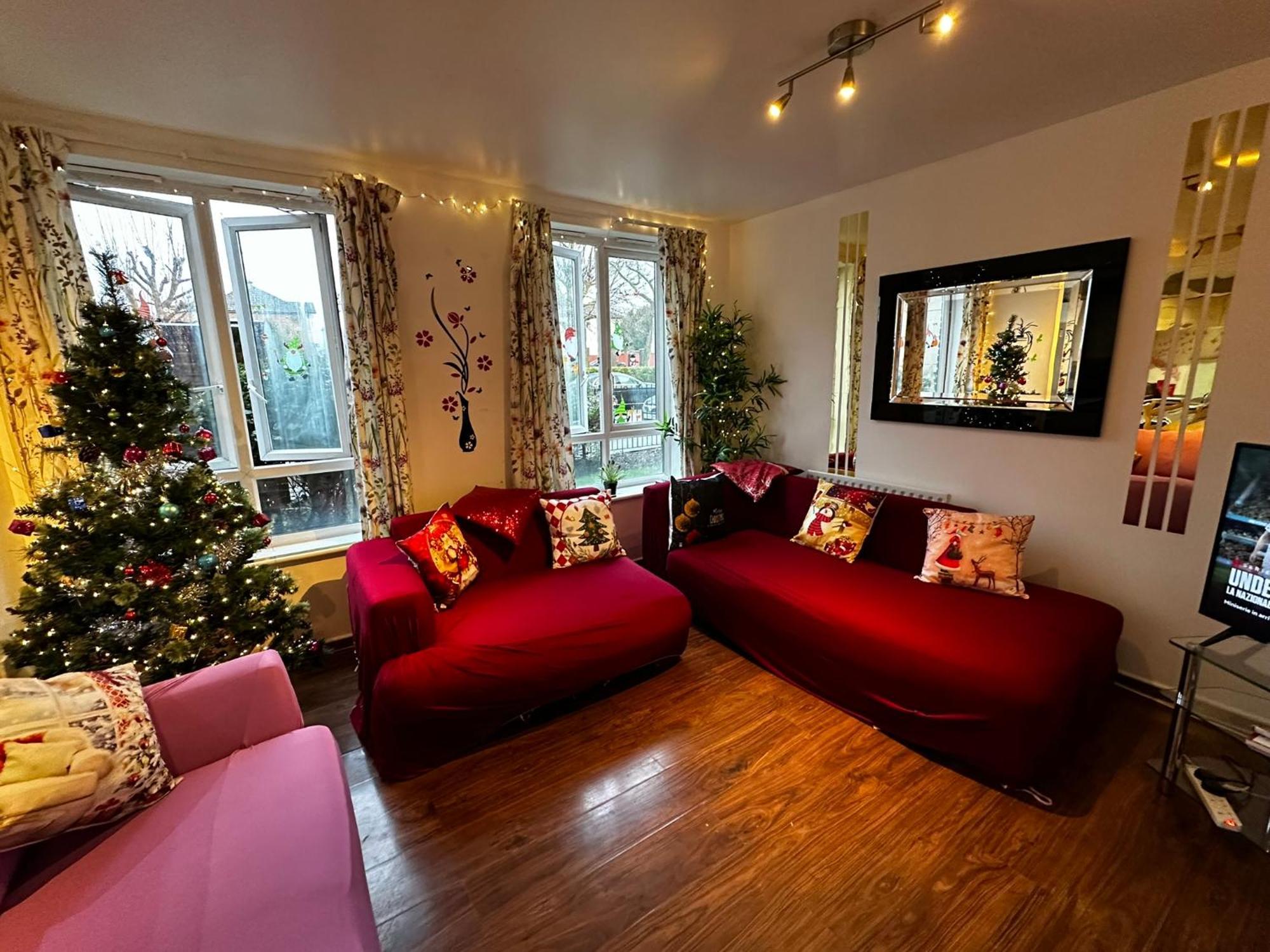 2 Bed 2 Bath - Free Parking - 3min Walk To The Train Station - 19min To Liverpool Street 5min To Victoria Line 1gb Broadband Super Fast Internet Ground Floor 100s Of Shops Restaurants Bakeries 24-hour Asda Superst Appartement *