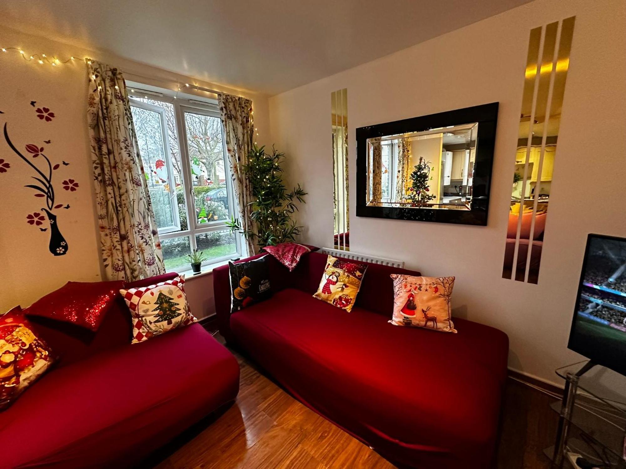 Appartement 2 Bed 2 Bath - Free Parking - 3min Walk To The Train Station - 19min To Liverpool Street 5min To Victoria Line 1gb Broadband Super Fast Internet Ground Floor 100s Of Shops Restaurants Bakeries 24-hour Asda Superst Londres
