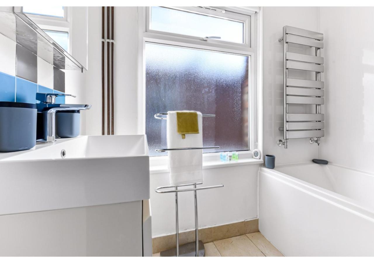 Appartement Earth Tones & Greenery: 4br Flat Sleeps 8 Londen