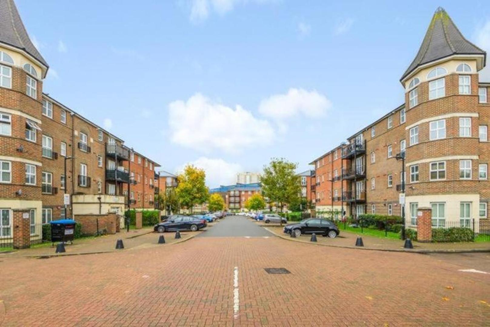 2 Bed 2 Bath - Free Parking - 3min Walk To The Train Station - 19min To Liverpool Street 5min To Victoria Line 1gb Broadband Super Fast Internet Ground Floor 100s Of Shops Restaurants Bakeries 24-hour Asda Superst Appartement *