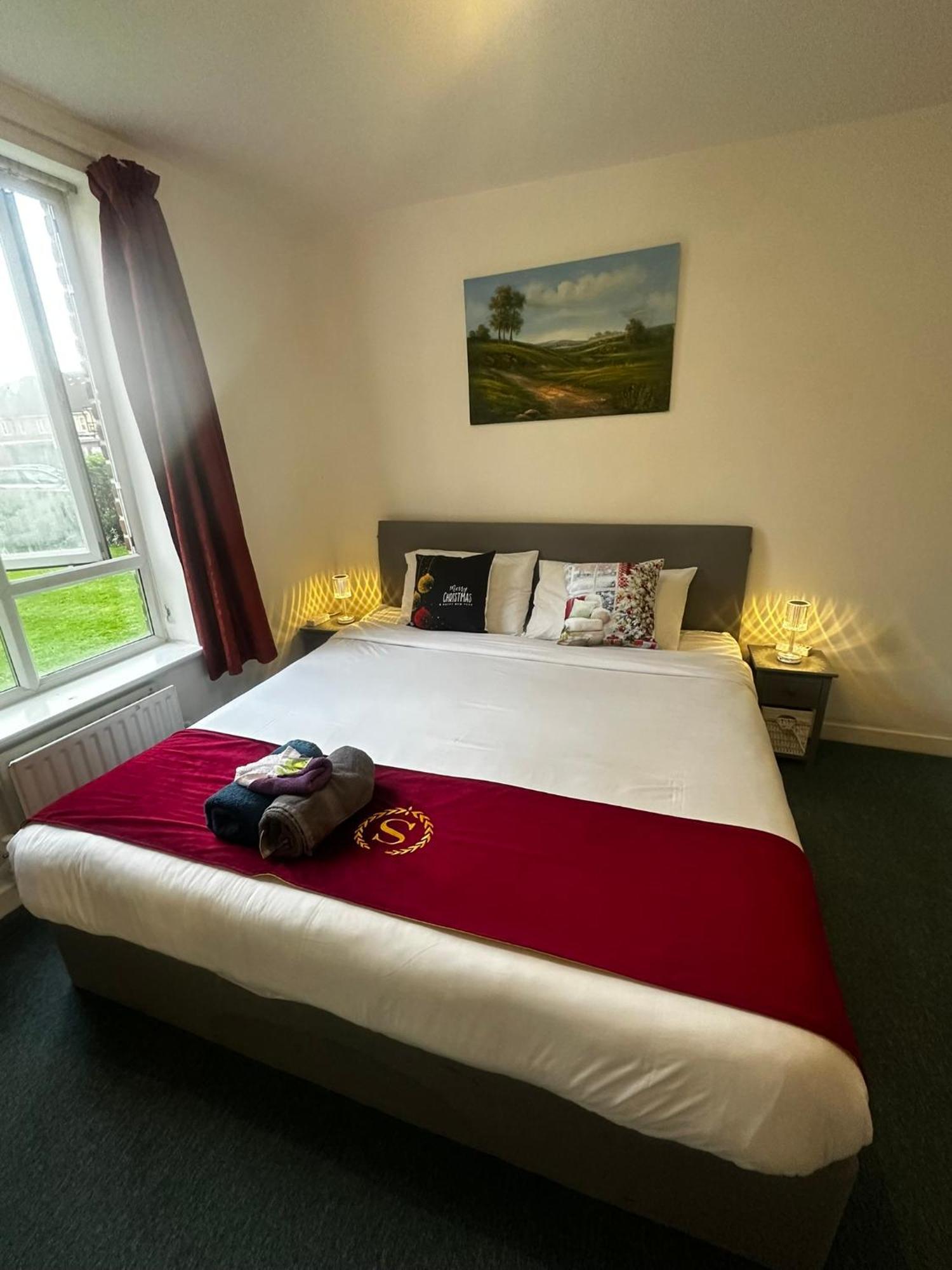 Appartement 2 Bed 2 Bath - Free Parking - 3min Walk To The Train Station - 19min To Liverpool Street 5min To Victoria Line 1gb Broadband Super Fast Internet Ground Floor 100s Of Shops Restaurants Bakeries 24-hour Asda Superst *