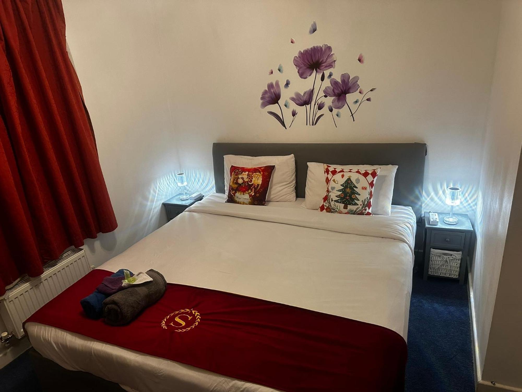 2 Bed 2 Bath - Free Parking - 3min Walk To The Train Station - 19min To Liverpool Street 5min To Victoria Line 1gb Broadband Super Fast Internet Ground Floor 100s Of Shops Restaurants Bakeries 24-hour Asda Superst Londres