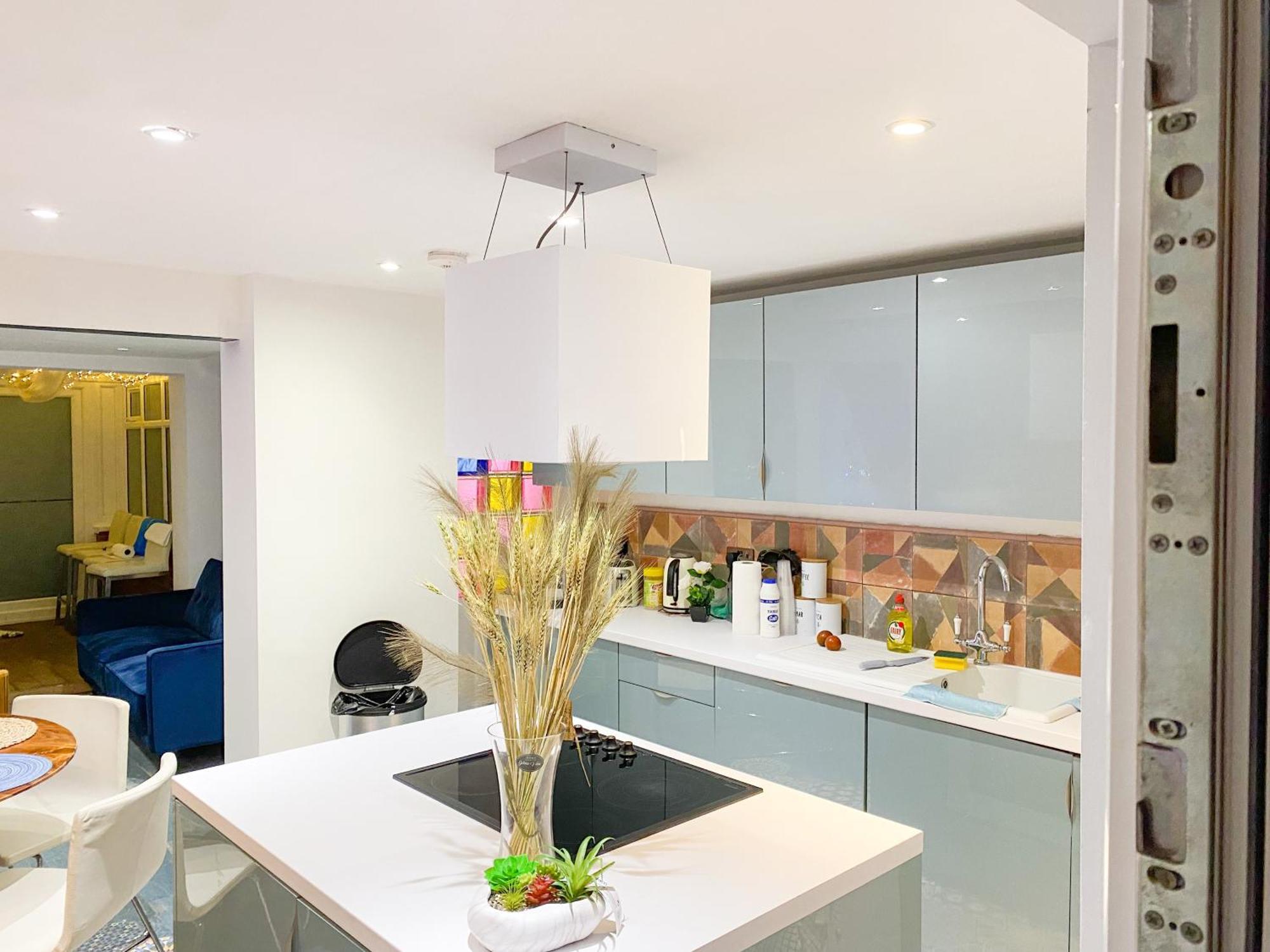 Villa Big House With En-suites A Big Garden And Hot-tub Near Tower Bridge London