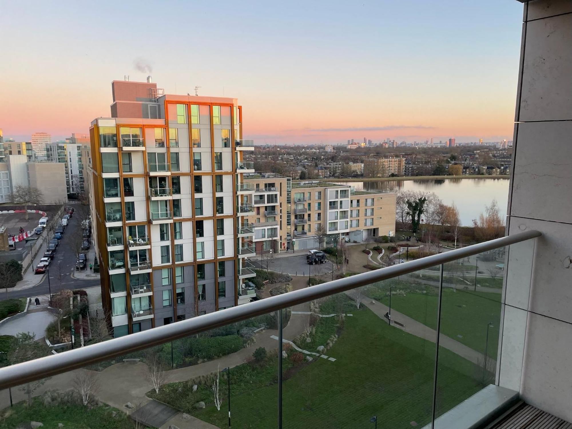 Spacious Flat In Manor House, Londres
