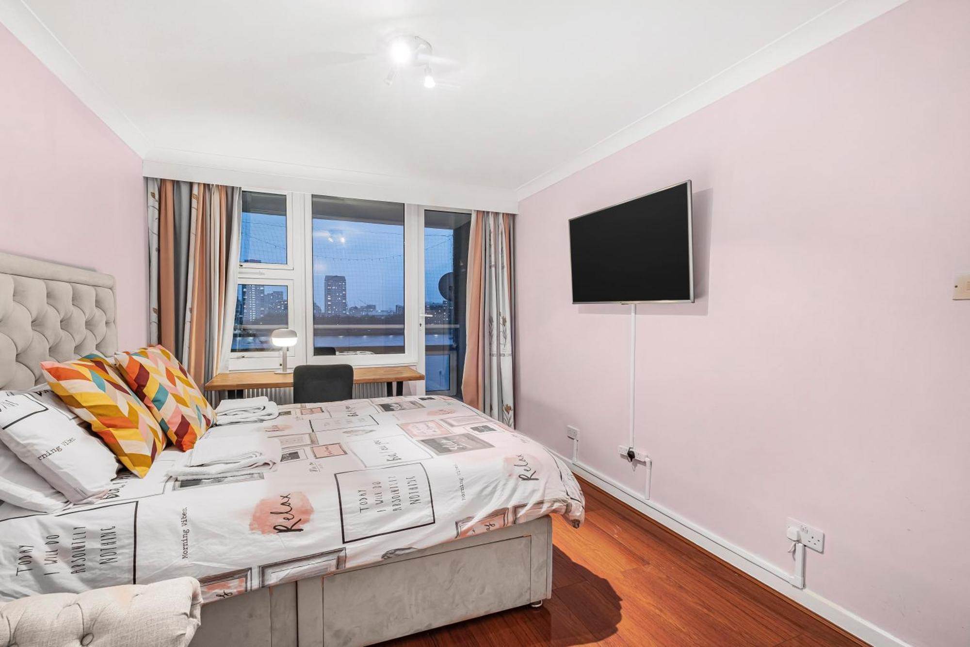 Two Stunning Bedrooms & Private Balcony & River View