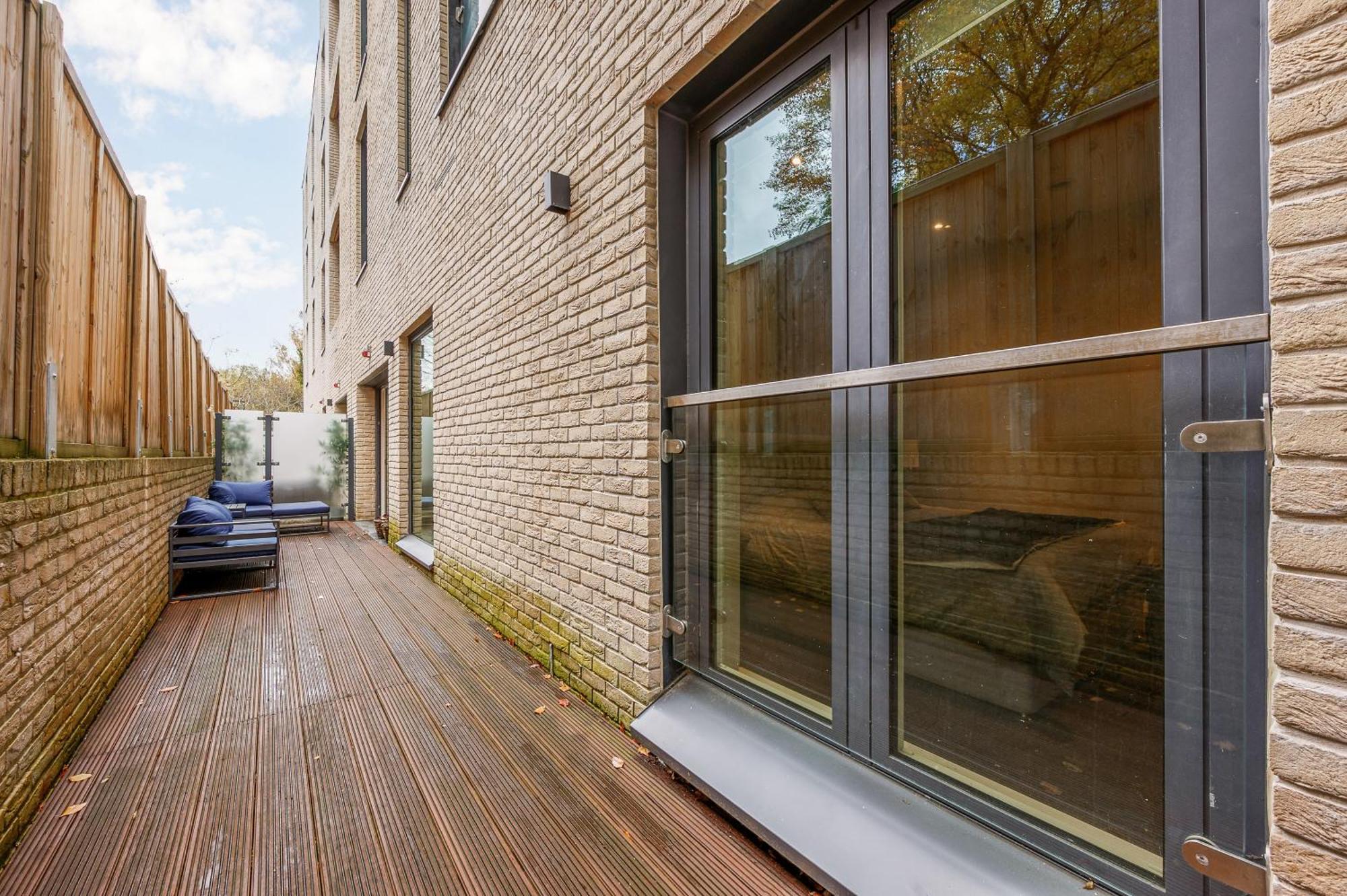 Large Modern One Bedroom * Londen