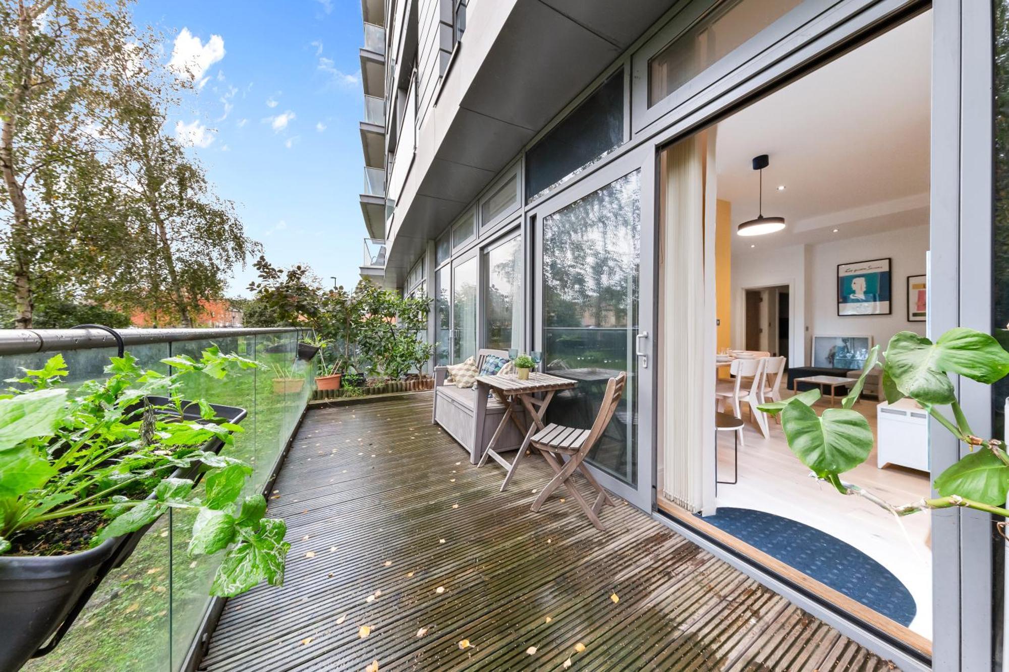 Trendy 2 Bed Flat In Greenwich With Car Parking Apartment