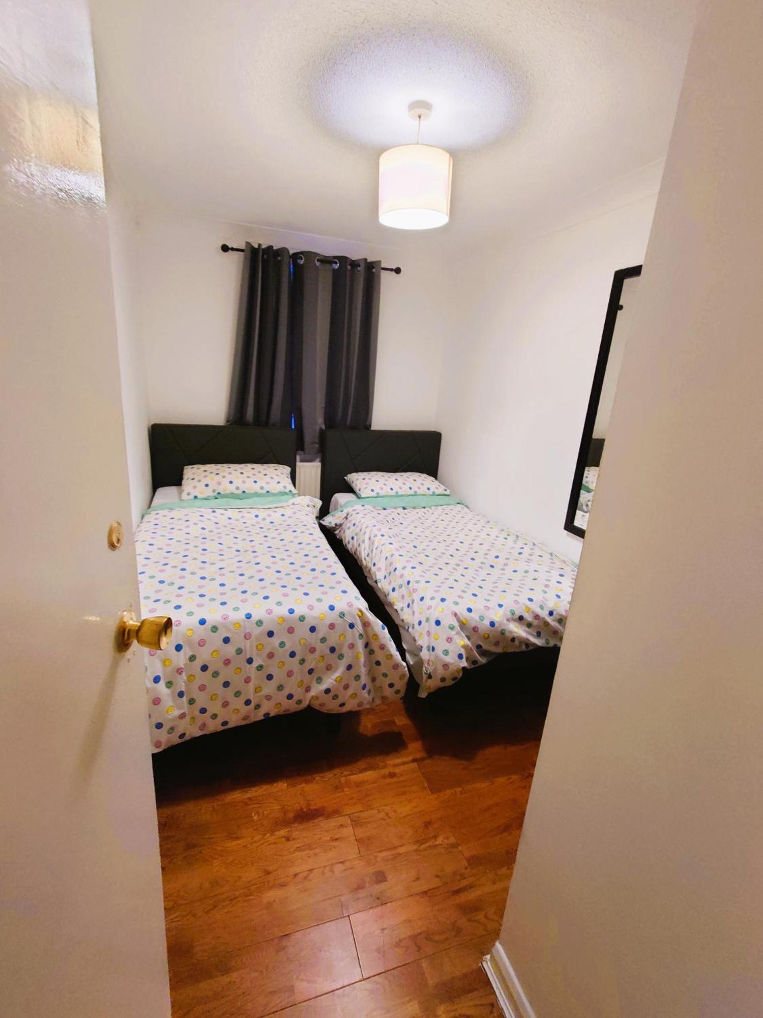 Casa de férias Edwardian 4 Bedrooms With 4 Bathrooms Townhouse, Next To Underground, Accommodates 10 People