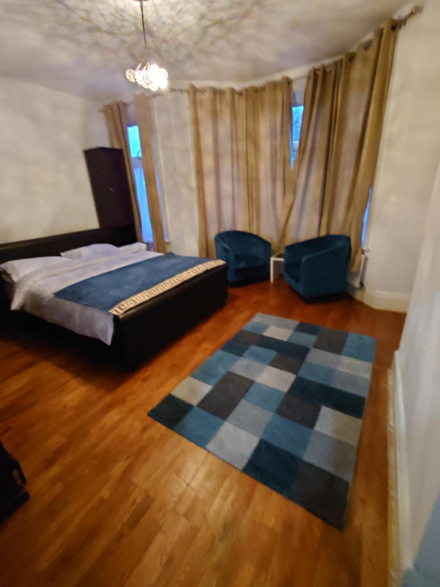 Edwardian 4 Bedrooms With 4 Bathrooms Townhouse, Next To Underground, Accommodates 10 People Casa de férias Londres