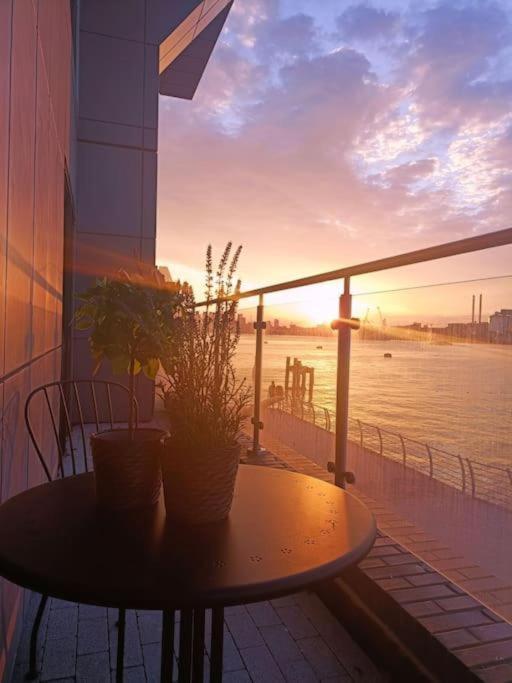 Apartamento Snuggle - Riverside - Views Over Looking River Thames, Close To O2 Arena, Excel, Airport, Thames Clipper- River Boat Service, Woolwich Ferry, Onsite Parking, Twin Option Available