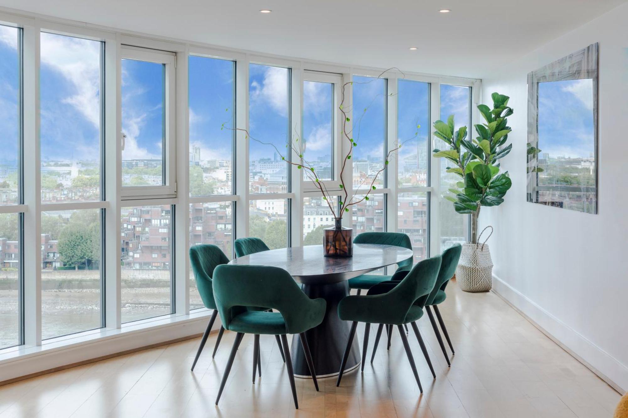 Huge Thames View Luxxe Nomad Design *