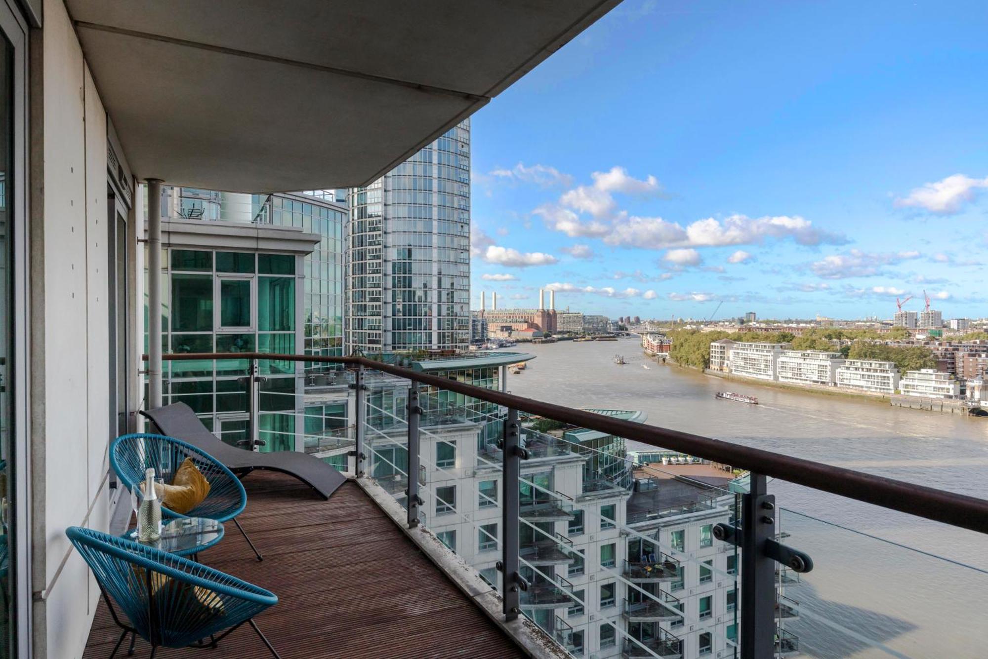 Huge Thames View Luxxe Nomad Design *