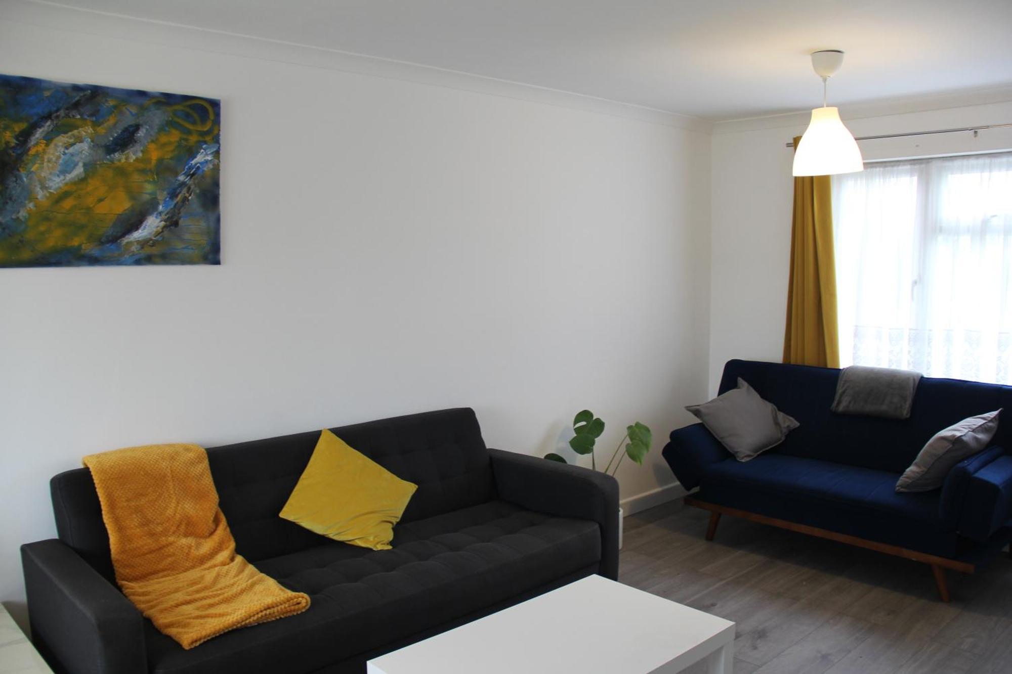 Coolfin House-close To Excel, Contractors, Relocators, Paid Parking Сasa de vacaciones *