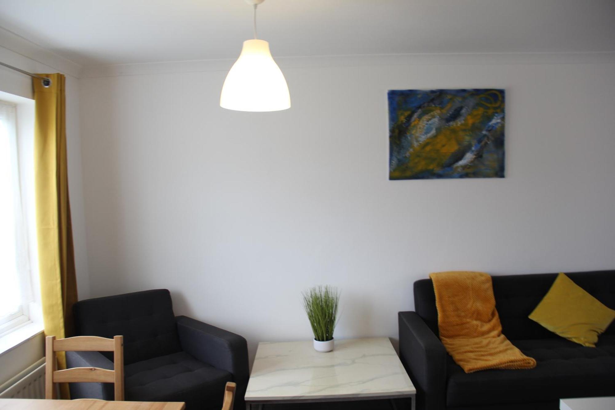 Coolfin House-close To Excel, Contractors, Relocators, Paid Parking Сasa de vacaciones *
